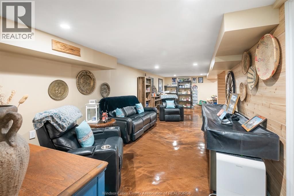 Photo 5 of 10475 Caledon Court, Windsor ON