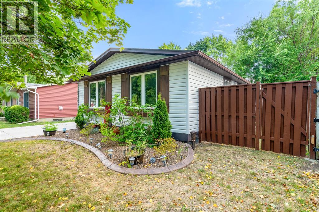 Photo 4 of 10475 Caledon Court, Windsor ON