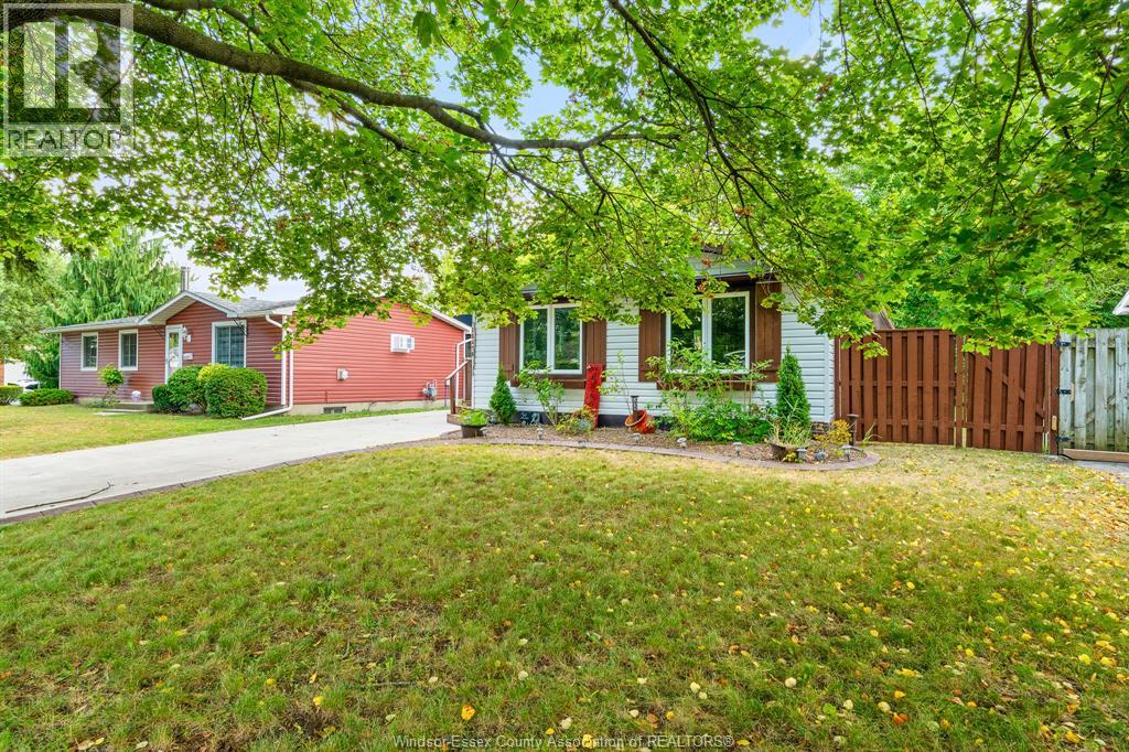 Photo 3 of 10475 Caledon Court, Windsor ON