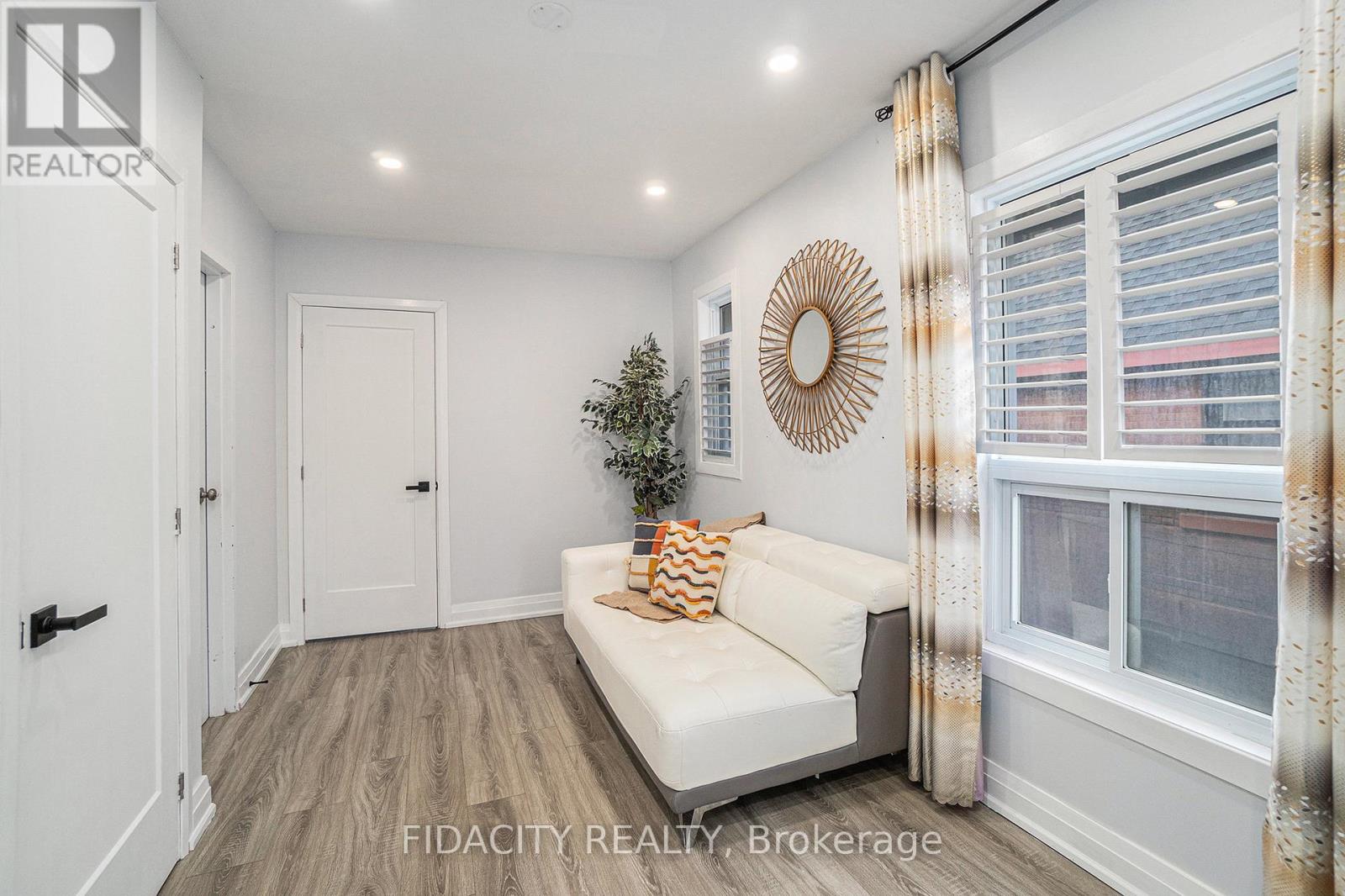 Photo 11 of 640 Somerset Street W, Ottawa ON