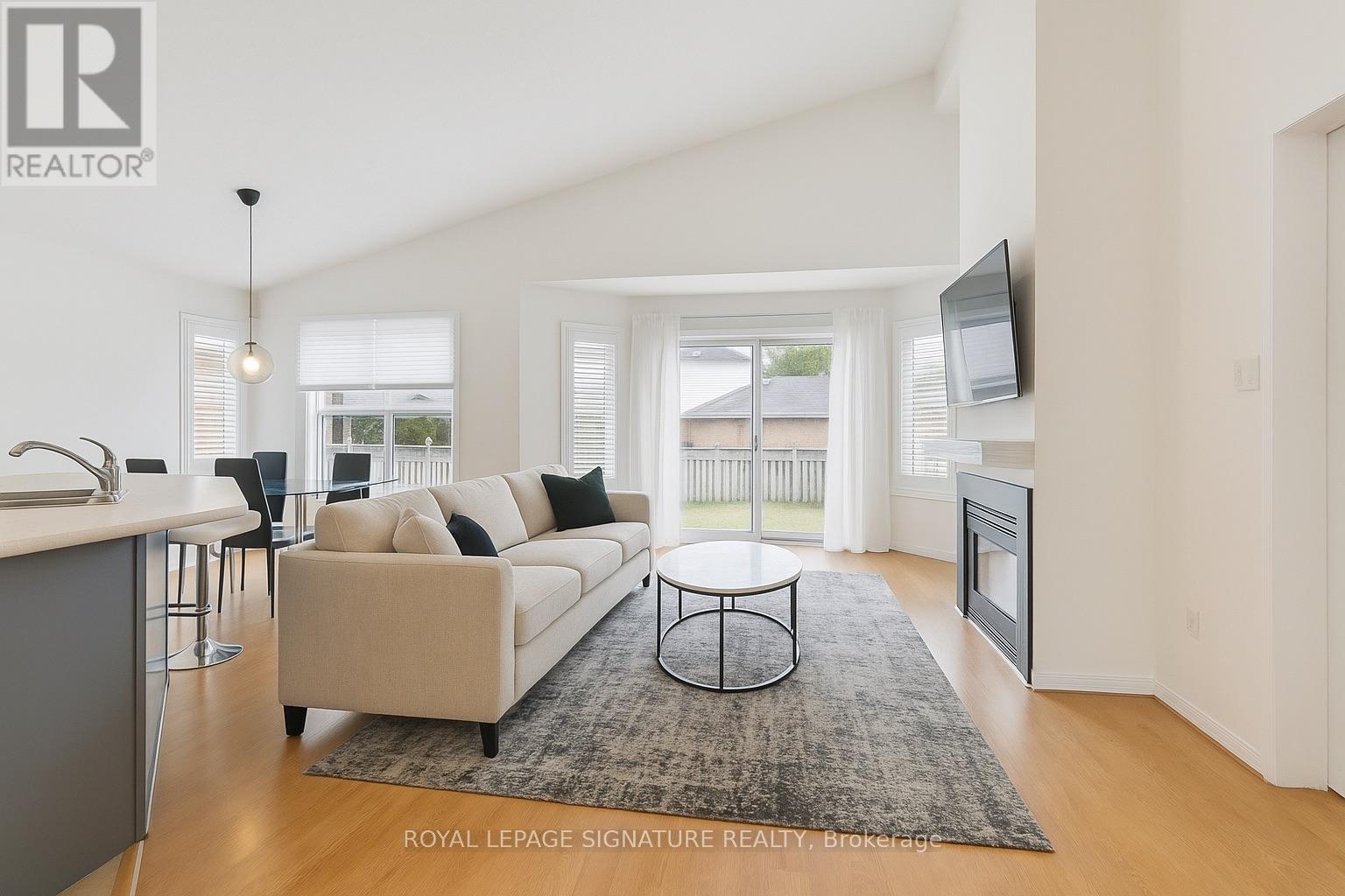 Photo 5 of 38 Royal Amber Crescent, East Gwillimbury ON