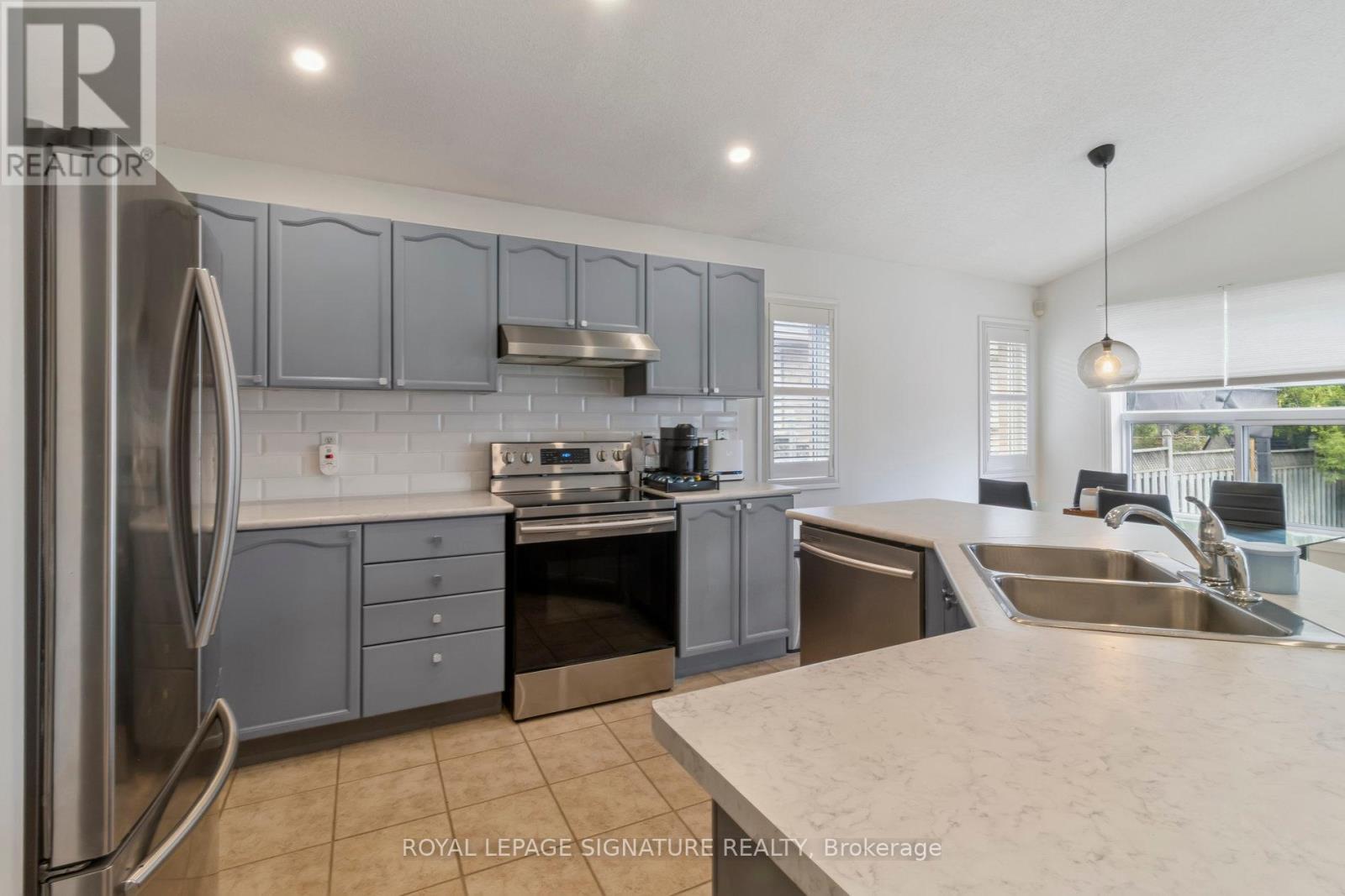 Photo 6 of 38 Royal Amber Crescent, East Gwillimbury ON