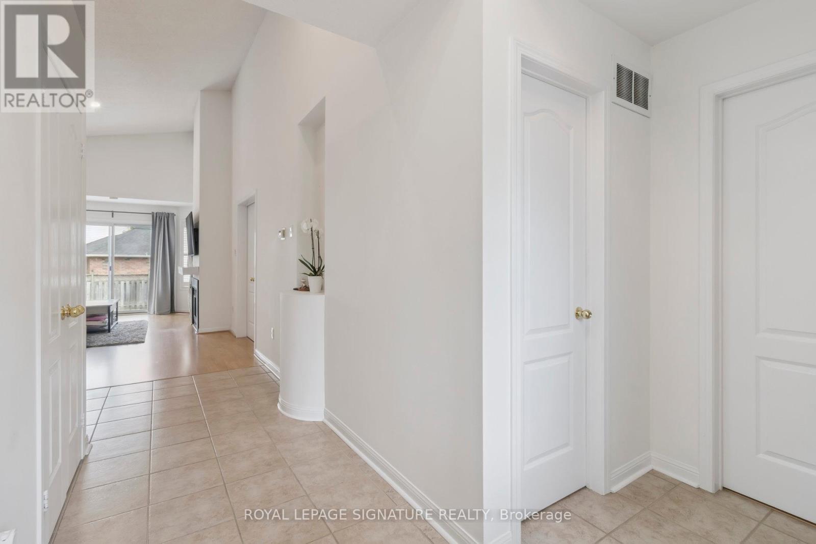 Photo 4 of 38 Royal Amber Crescent, East Gwillimbury ON