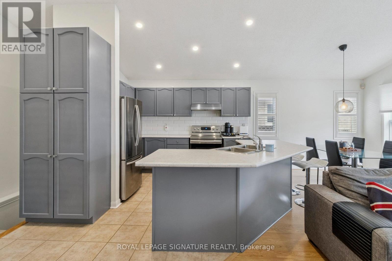 Photo 8 of 38 Royal Amber Crescent, East Gwillimbury ON