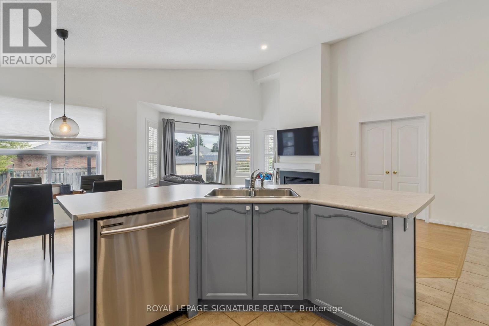 Photo 9 of 38 Royal Amber Crescent, East Gwillimbury ON