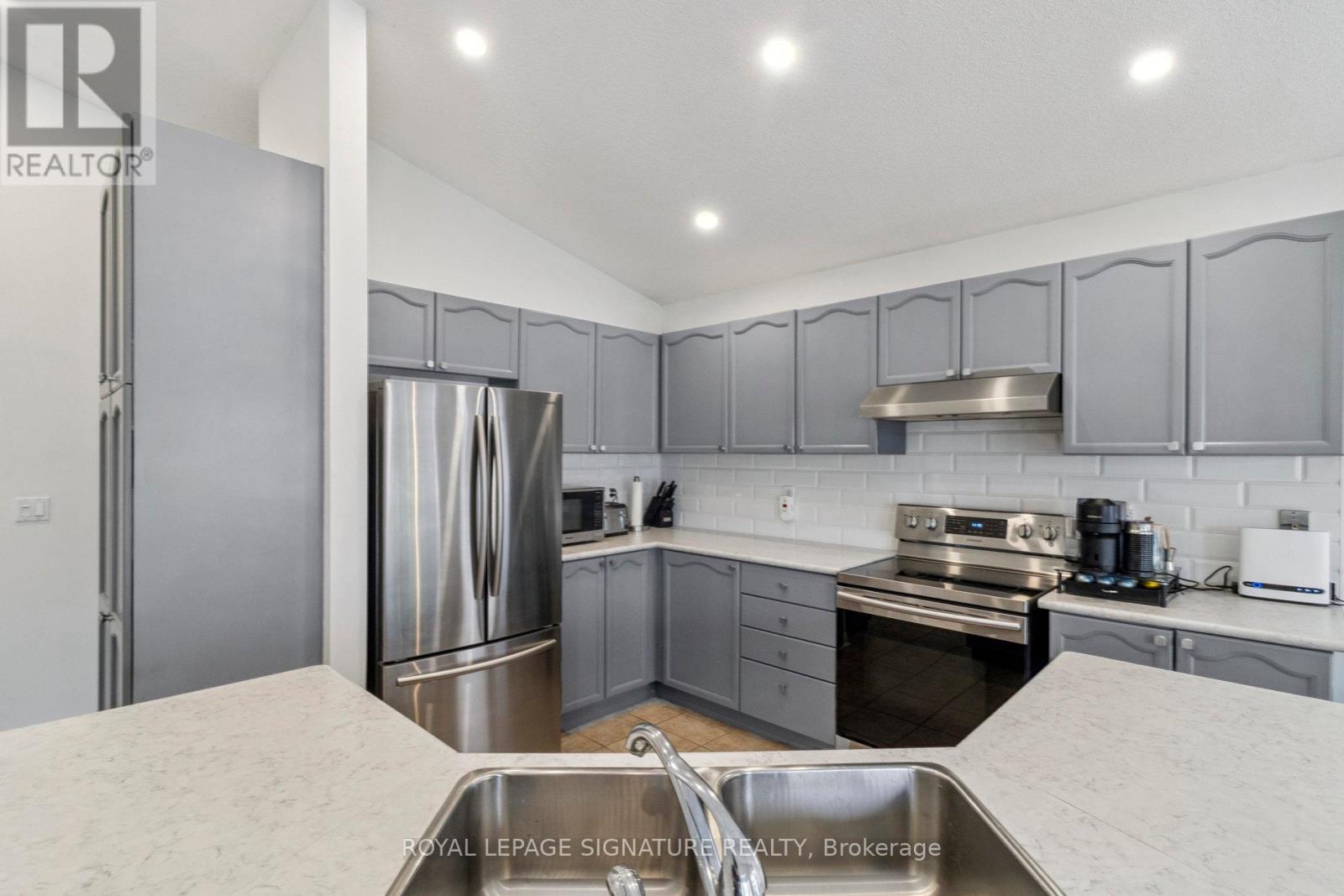 Photo 7 of 38 Royal Amber Crescent, East Gwillimbury ON