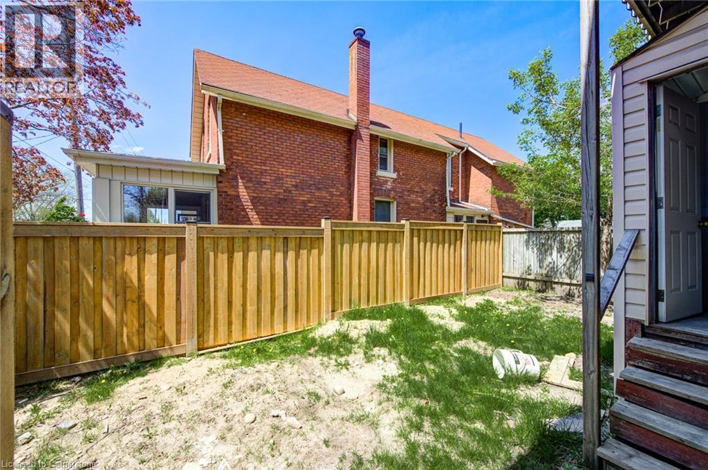 Photo 9 of 200 Park Avenue Unit Upper, Brantford ON