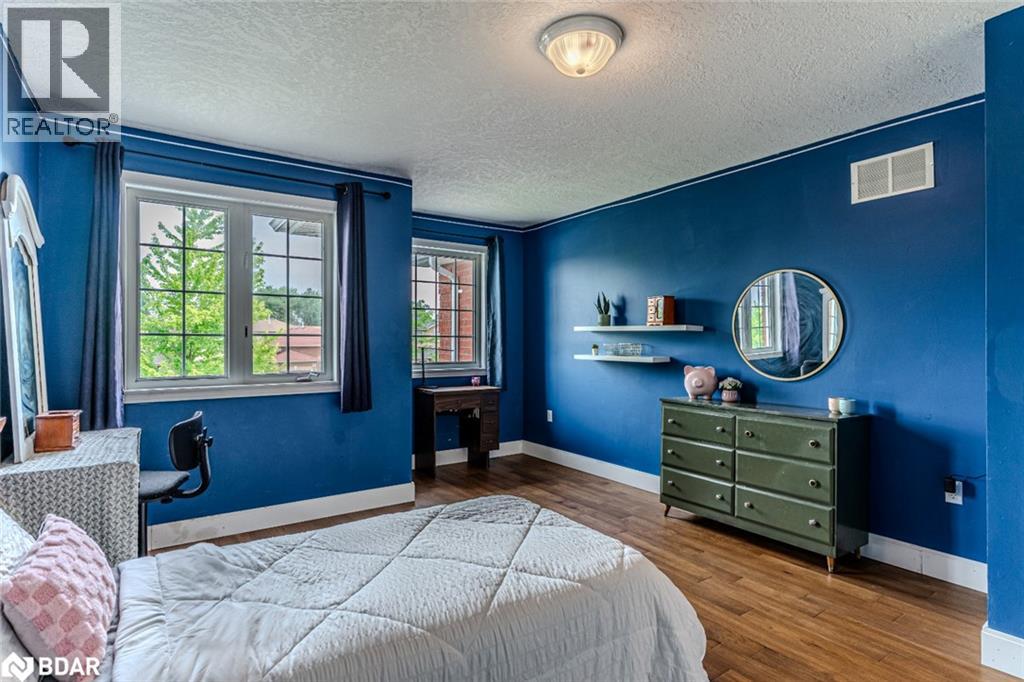 Photo 11 of 9 Buggs Gate, Barrie ON