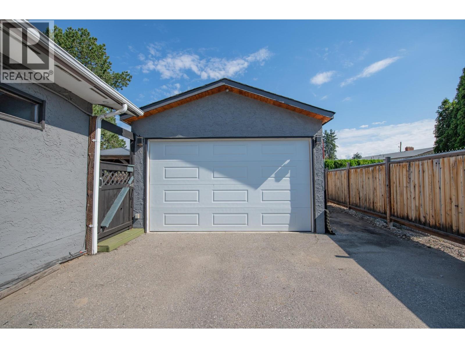 Photo 18 of 1390 Cornwall Road, Kelowna BC