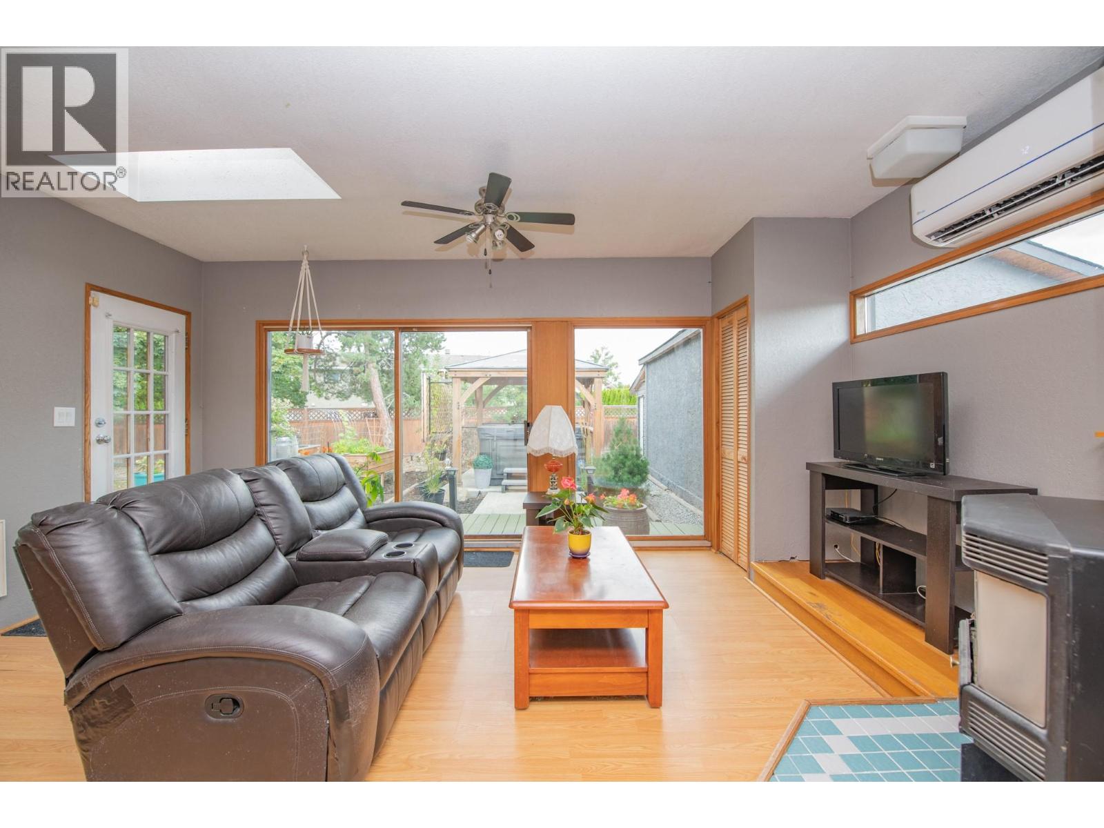 Photo 10 of 1390 Cornwall Road, Kelowna BC