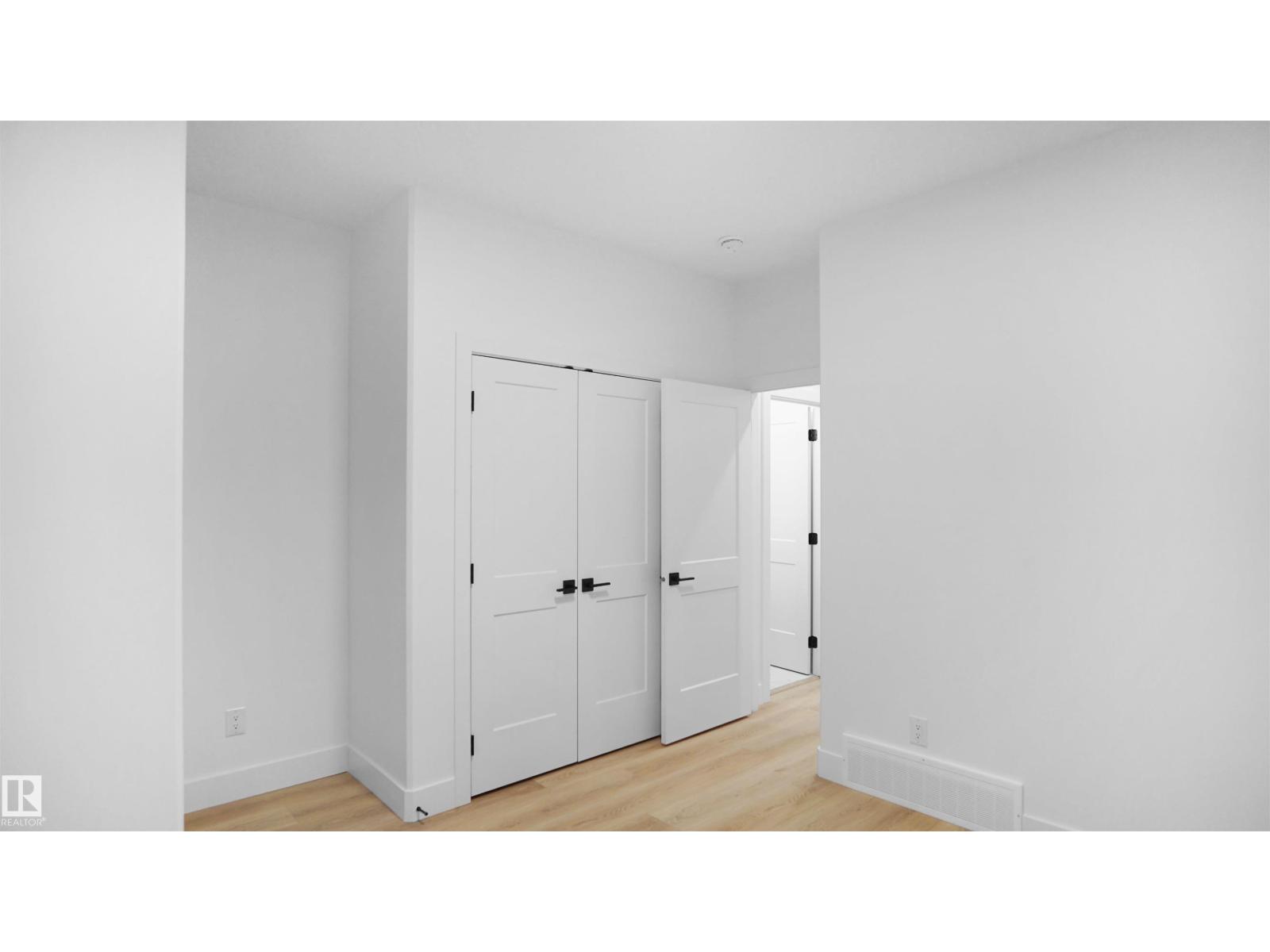 Photo 12 of 3540 6 St Nw, Edmonton AB