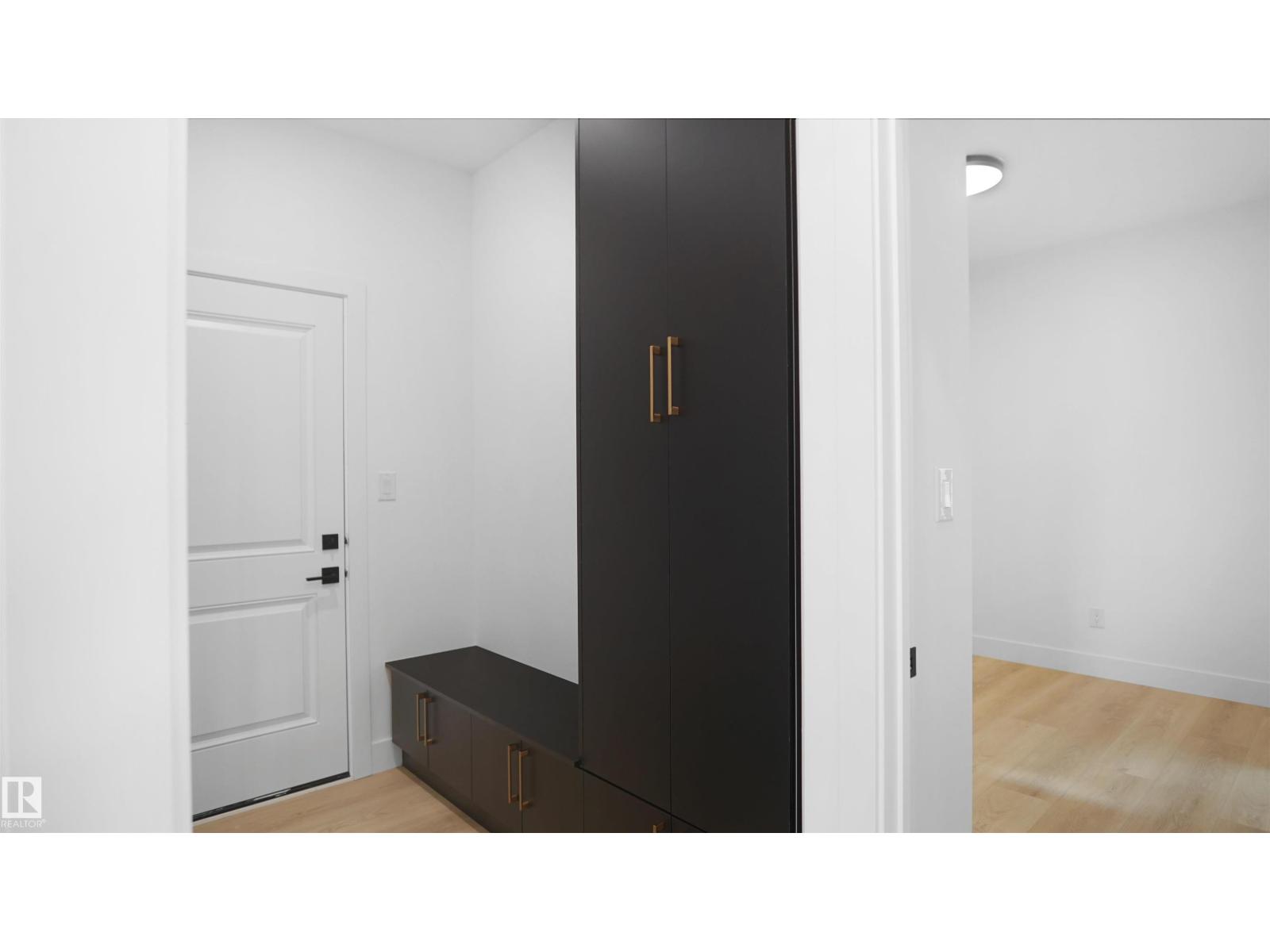 Photo 10 of 3540 6 St Nw, Edmonton AB