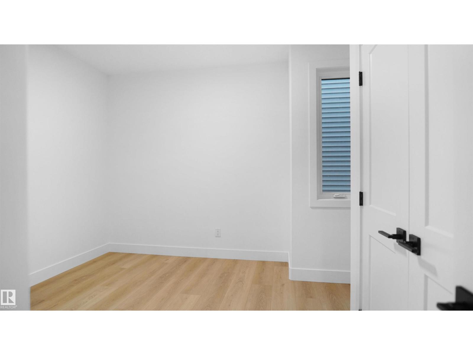 Photo 11 of 3540 6 St Nw, Edmonton AB