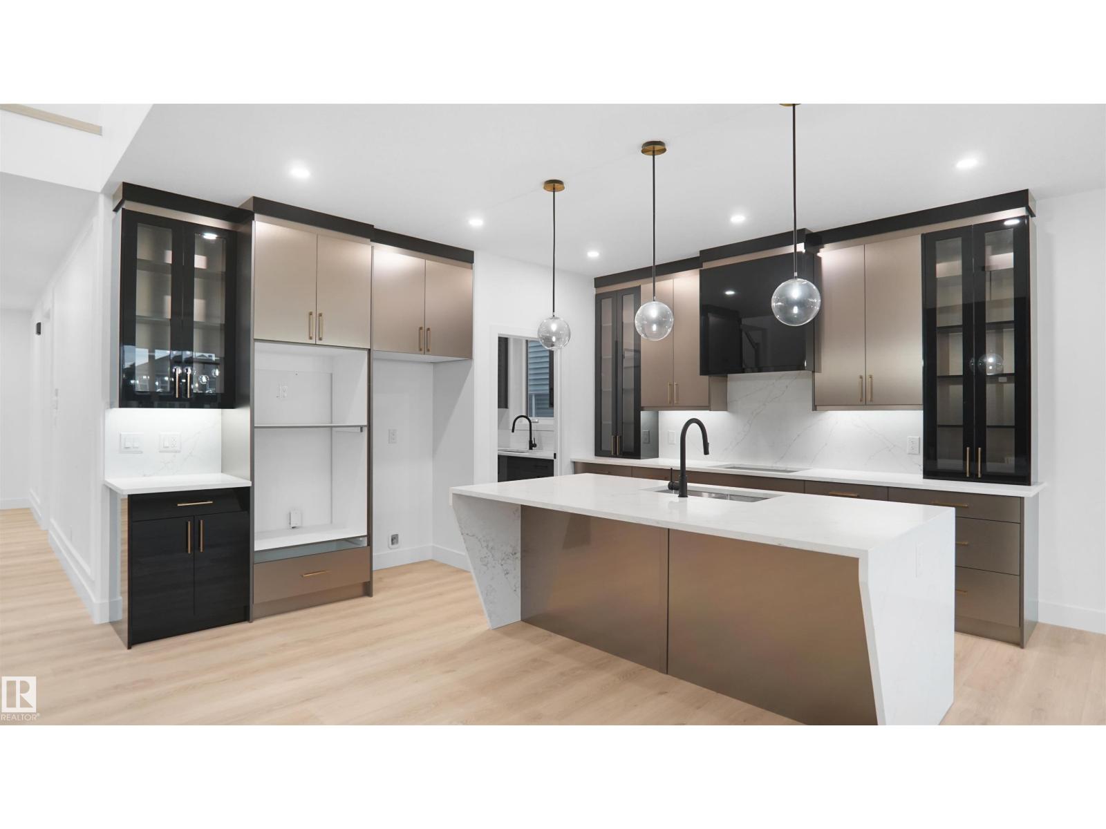 Photo 22 of 3540 6 St Nw, Edmonton AB