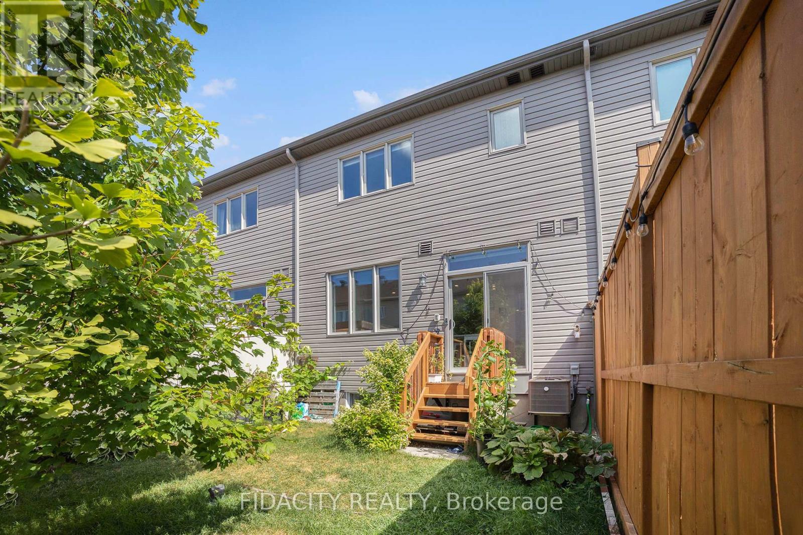 Photo 4 of 241 Bandelier Way, Ottawa ON