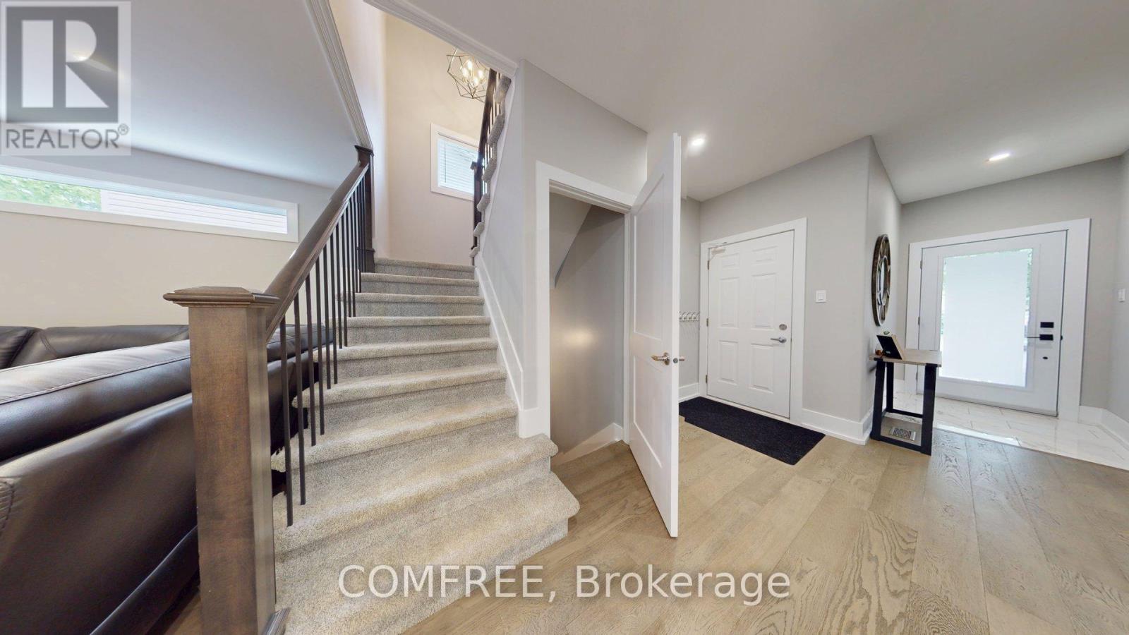 Photo 9 of 70 Sirocco Crescent, Ottawa ON