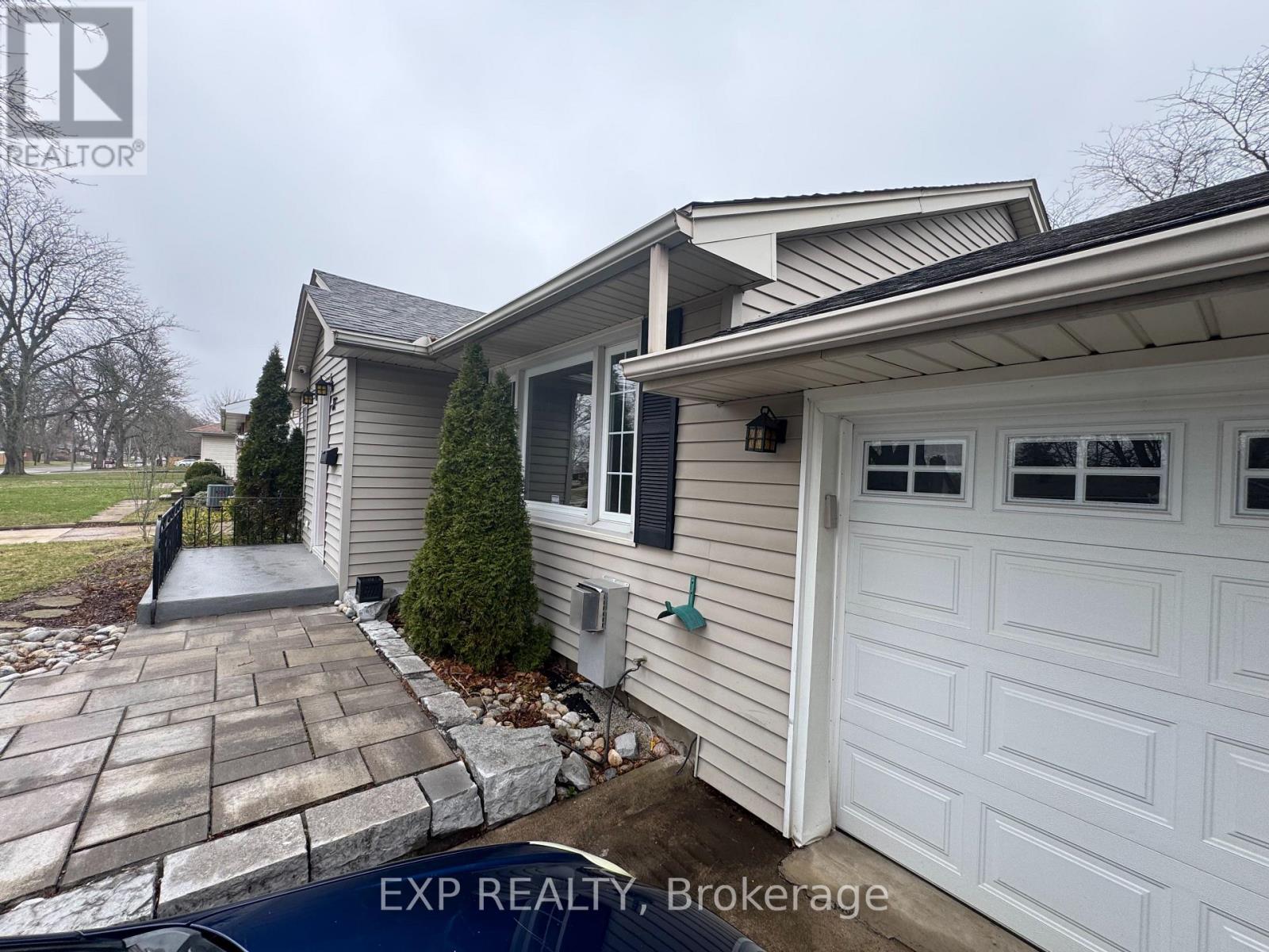 Photo 2 of 37 Masterson Drive, St Catharines ON