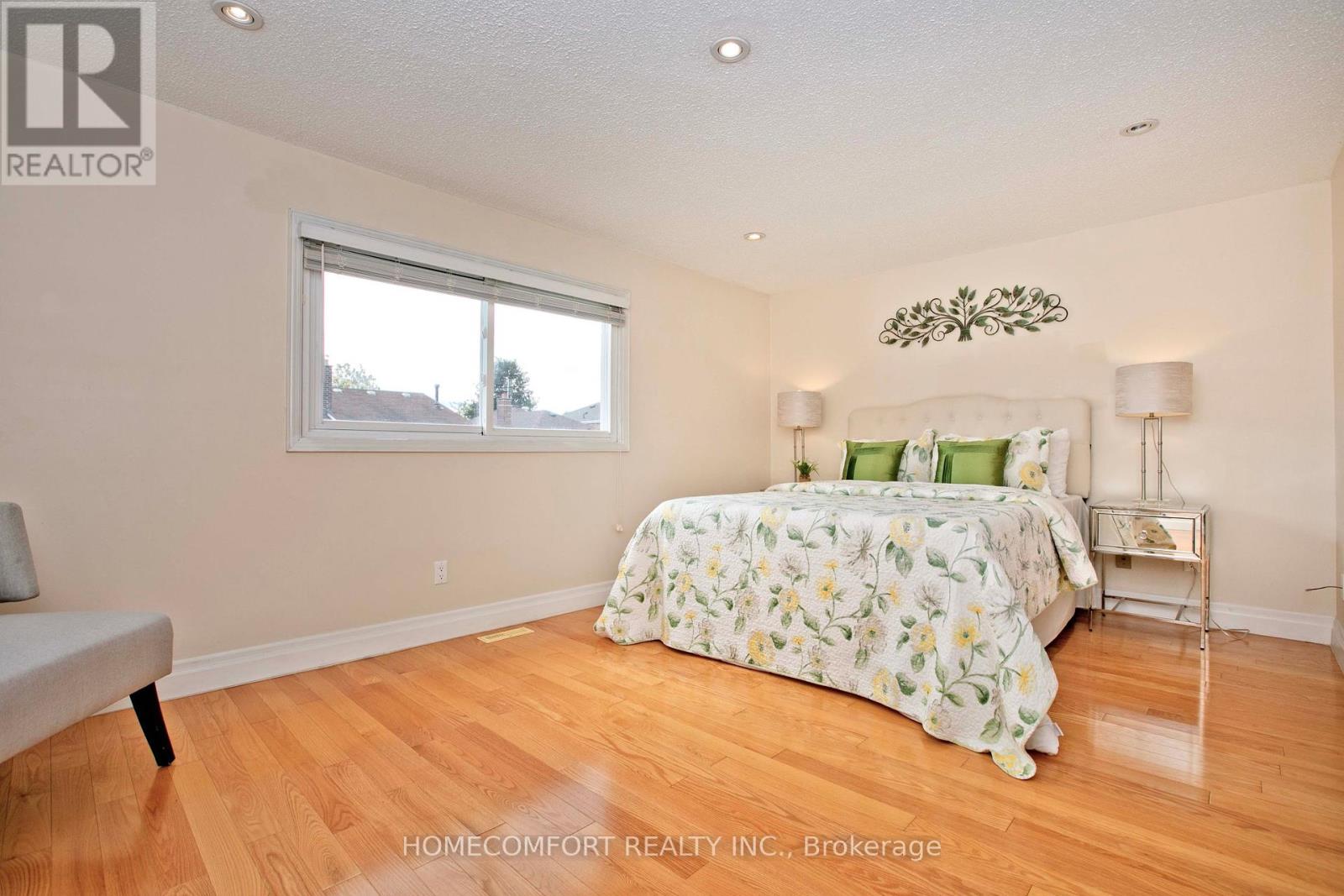 Photo 18 of 100 Nettlecreek Crescent, Toronto ON