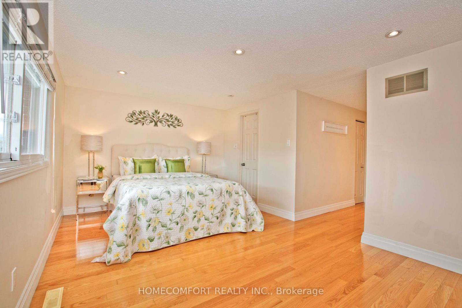 Photo 19 of 100 Nettlecreek Crescent, Toronto ON