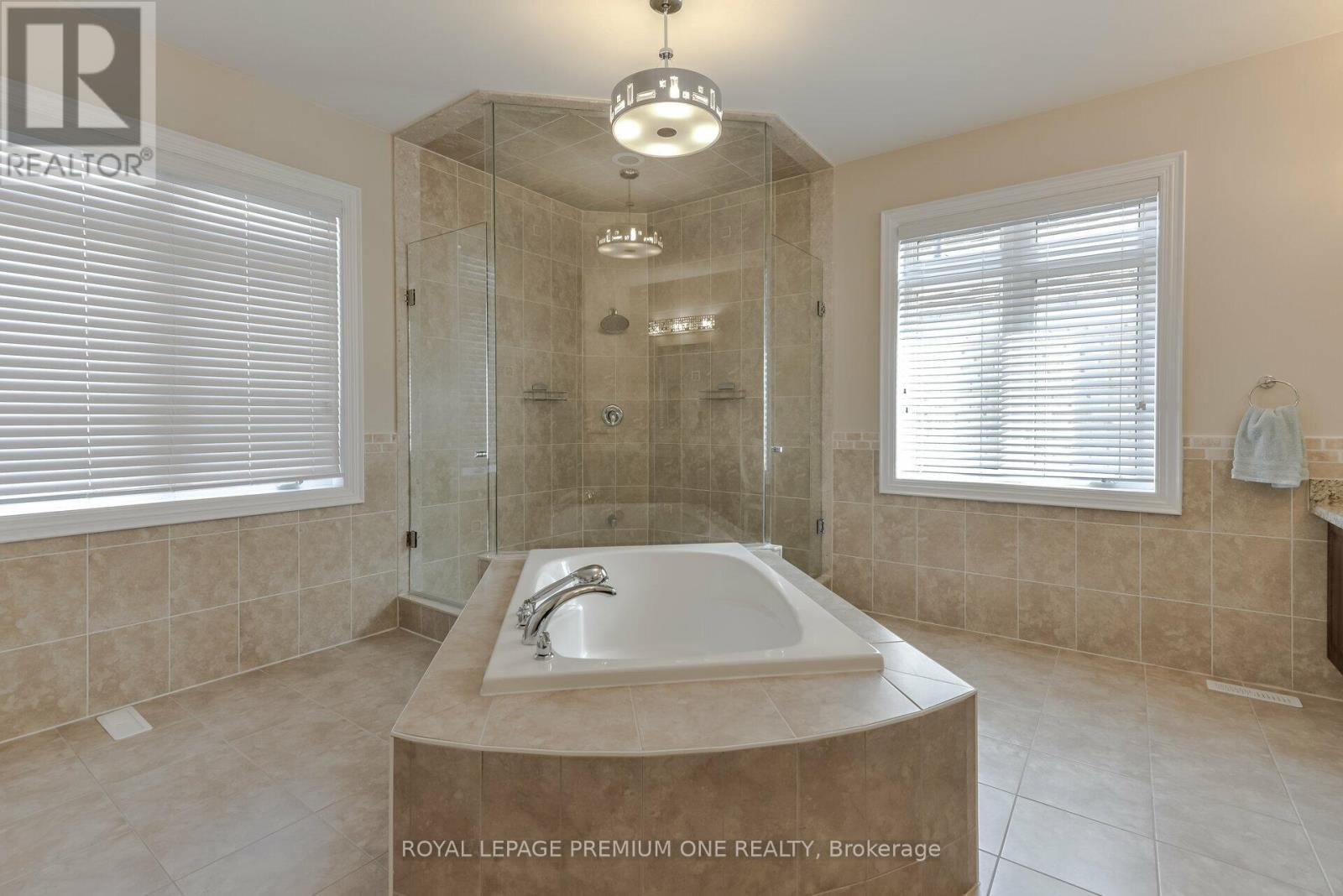 Photo 35 of 107 Headwind Boulevard, Vaughan ON