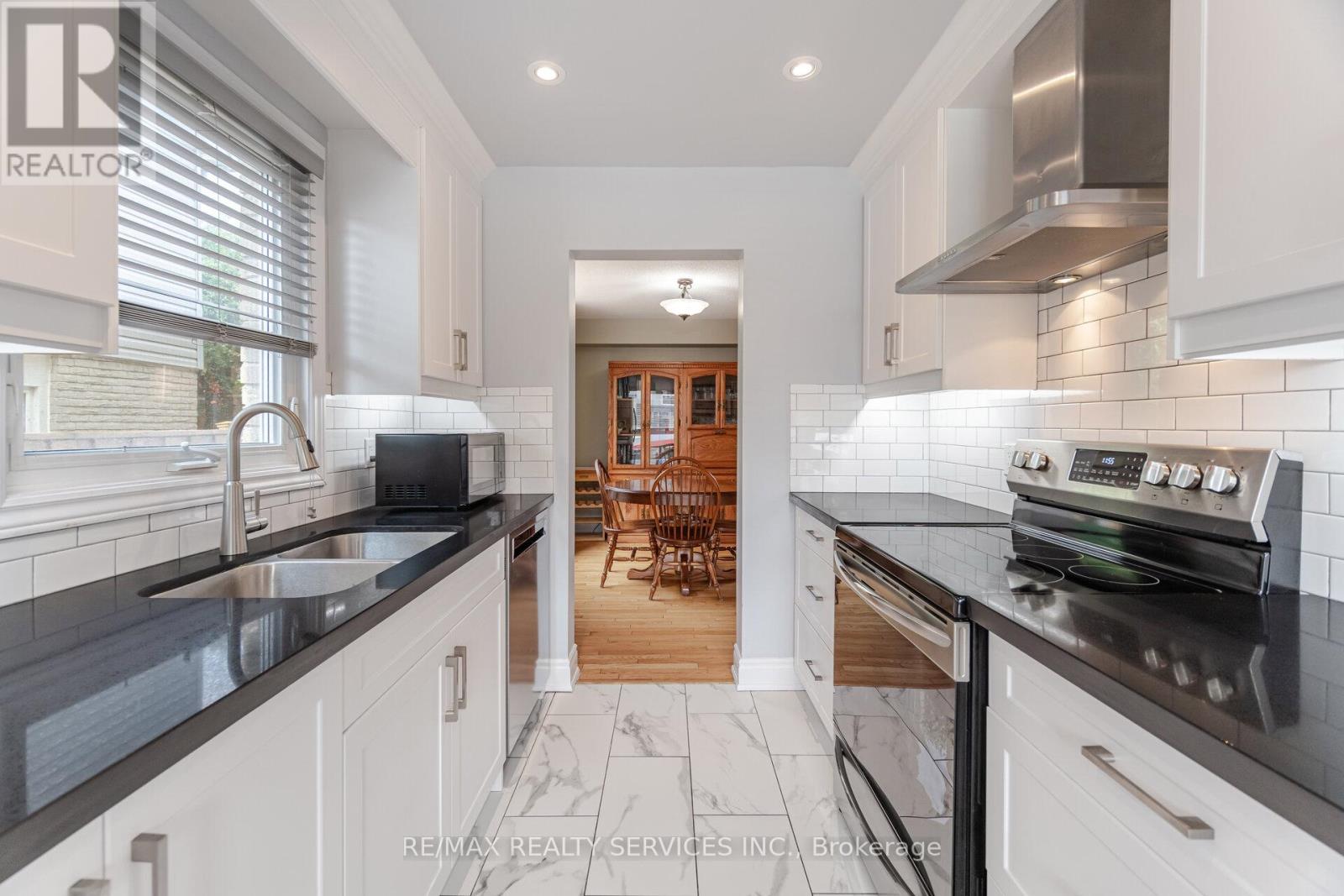 Photo 14 of 12 Sparklett Crescent, Brampton ON