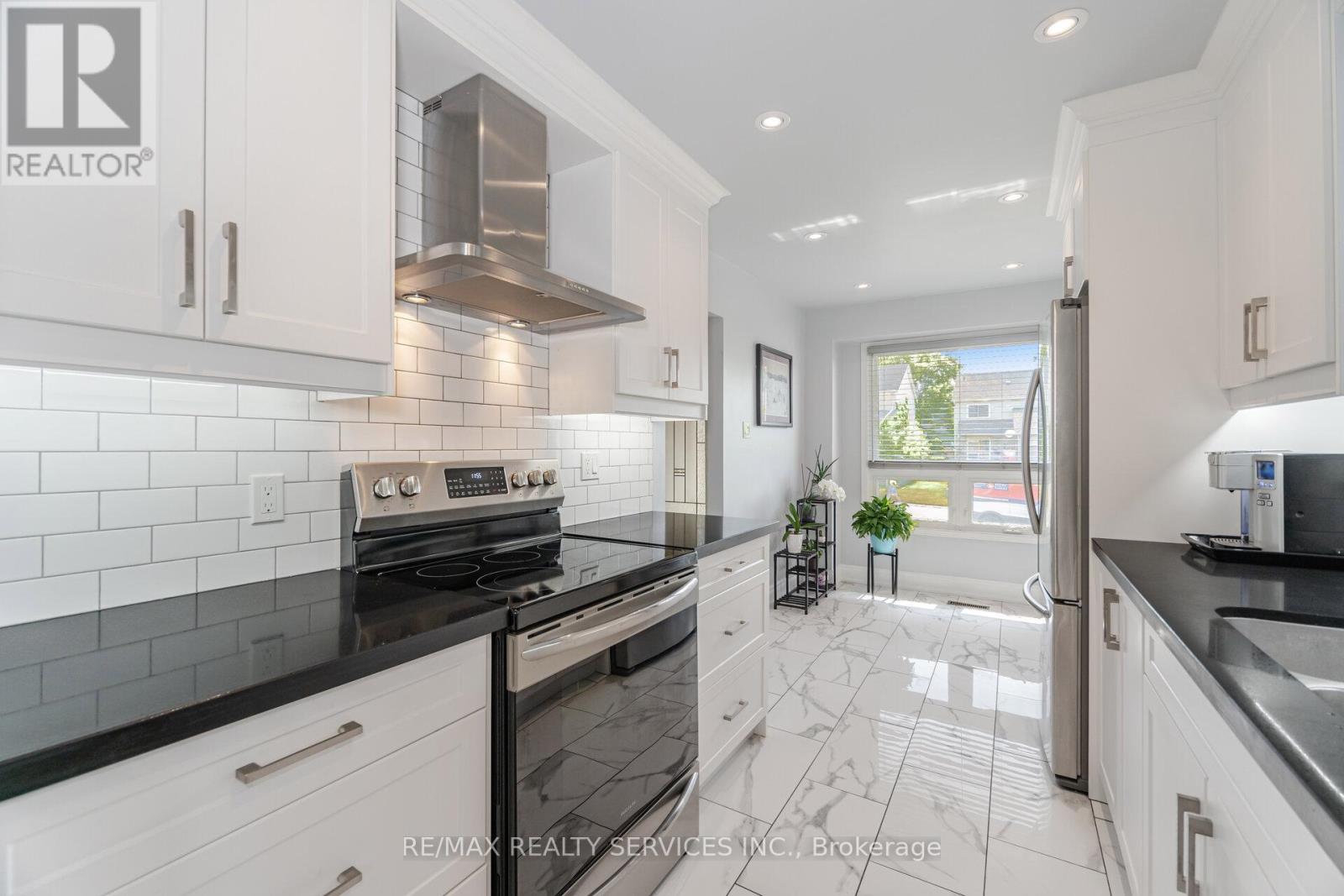 Photo 16 of 12 Sparklett Crescent, Brampton ON