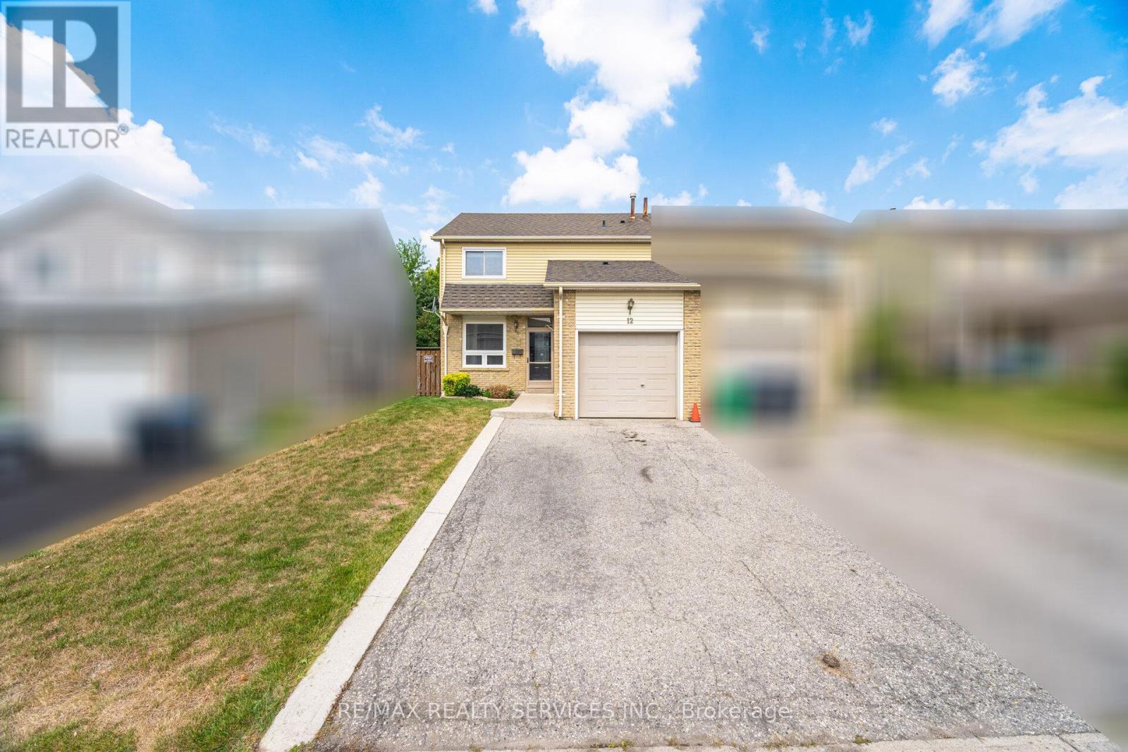 Photo 2 of 12 Sparklett Crescent, Brampton ON
