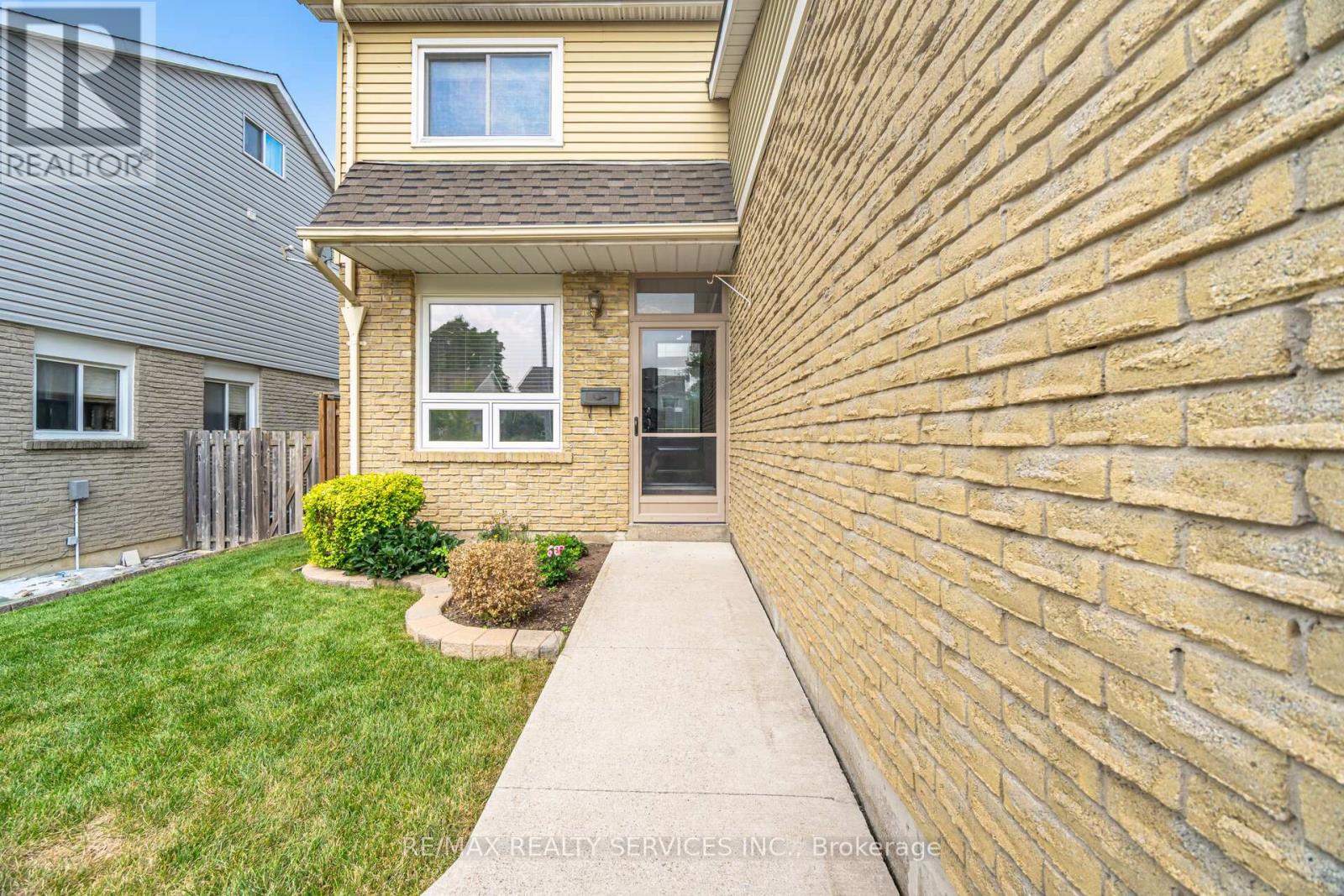 Photo 3 of 12 Sparklett Crescent, Brampton ON