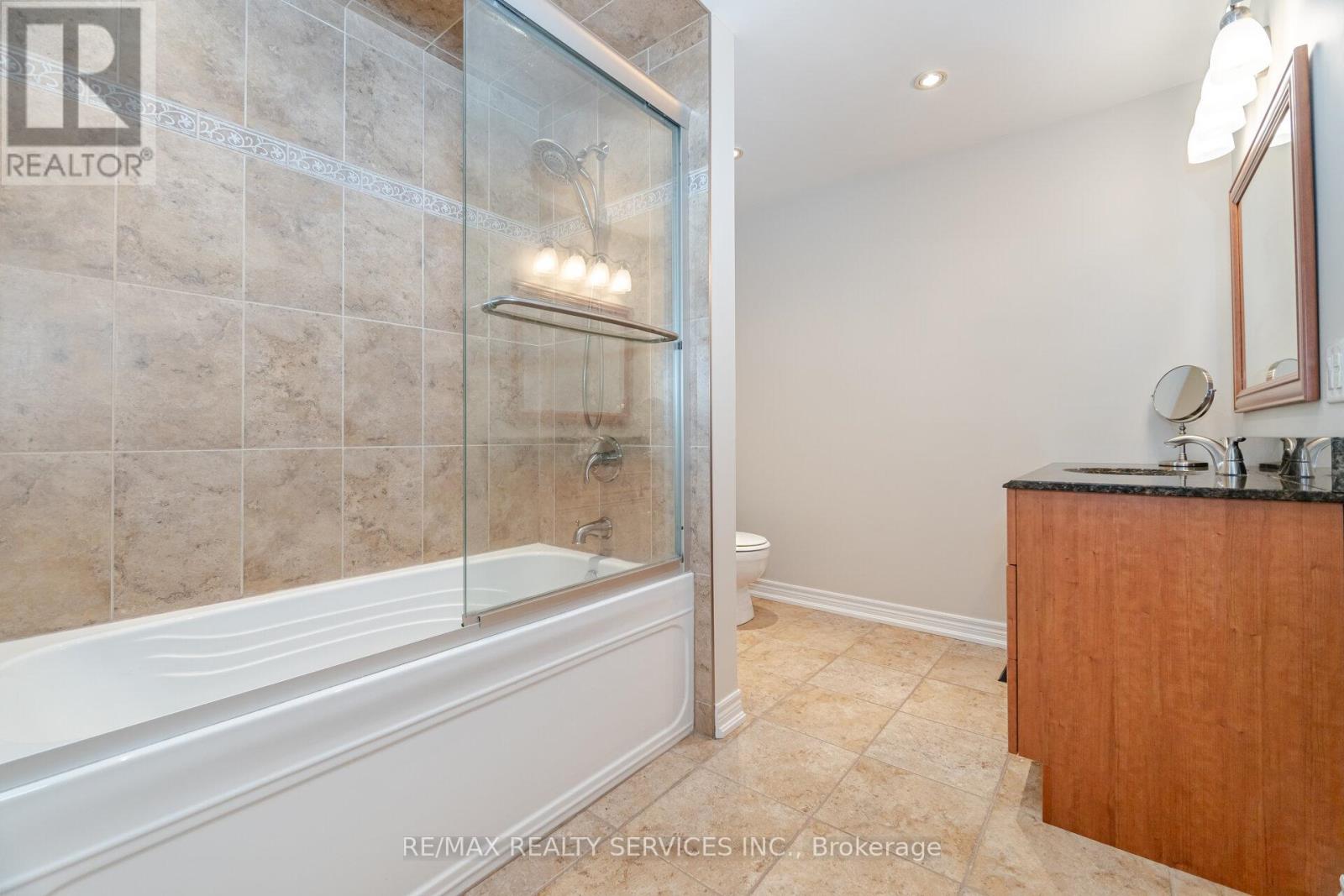 Photo 31 of 12 Sparklett Crescent, Brampton ON