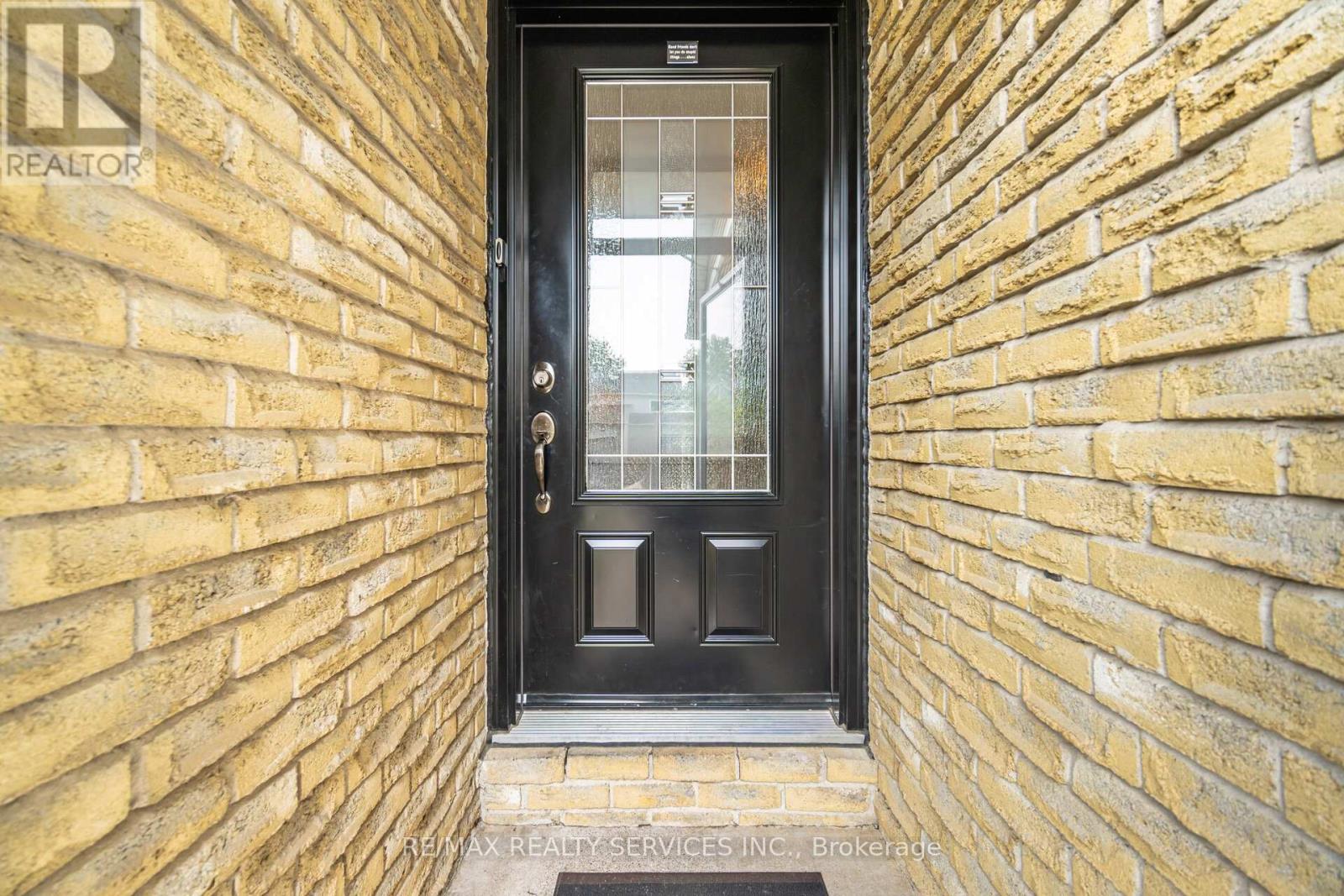 Photo 4 of 12 Sparklett Crescent, Brampton ON