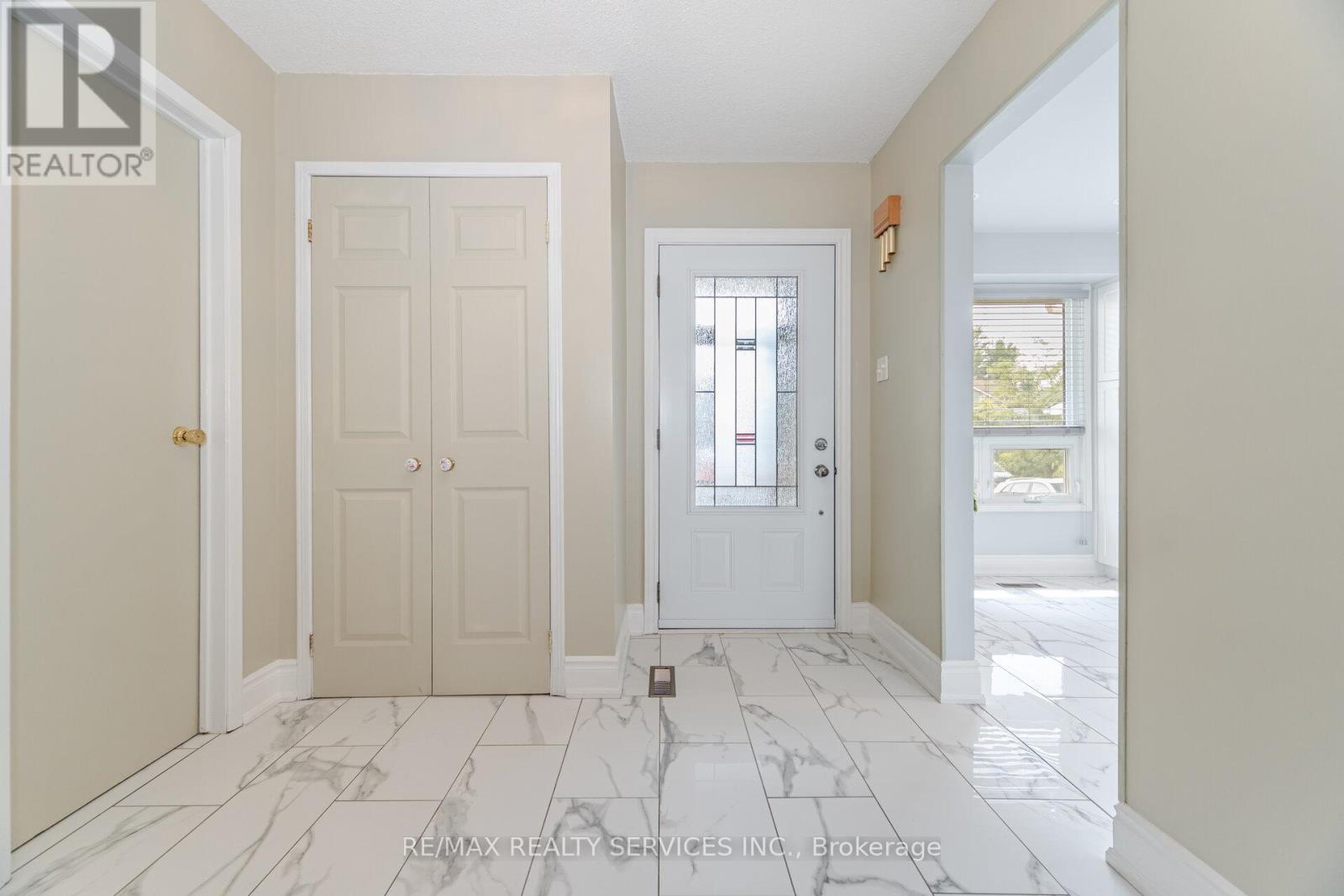 Photo 5 of 12 Sparklett Crescent, Brampton ON