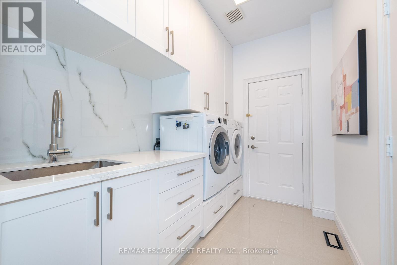 Photo 32 of 327 Northwood Drive, Oakville ON