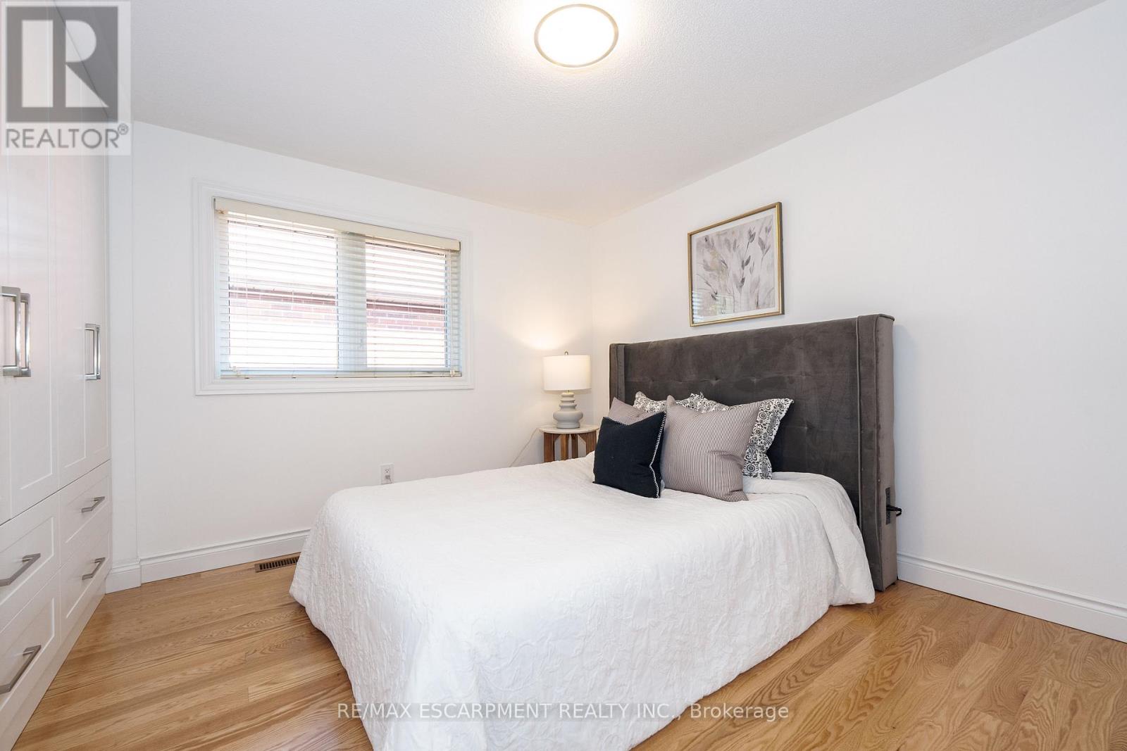 Photo 49 of 327 Northwood Drive, Oakville ON