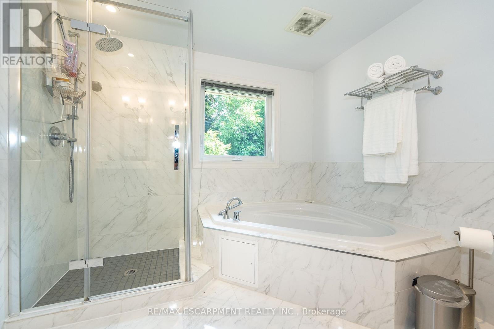 Photo 15 of 327 Northwood Drive, Oakville ON