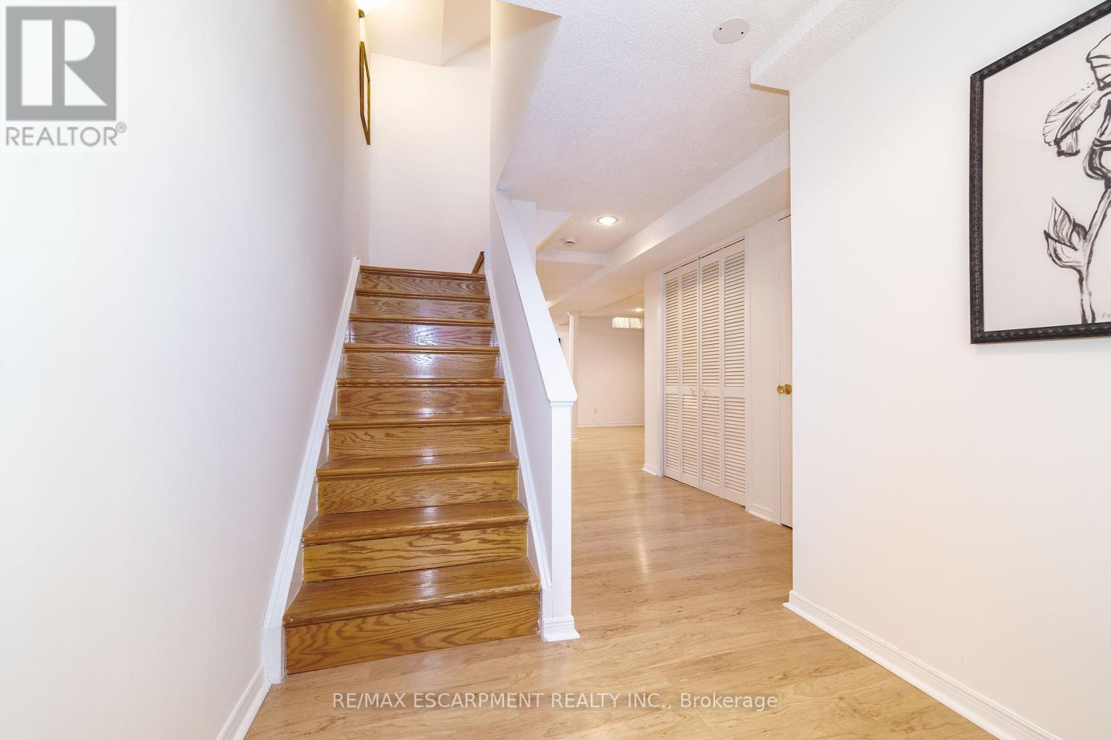 Photo 6 of 327 Northwood Drive, Oakville ON