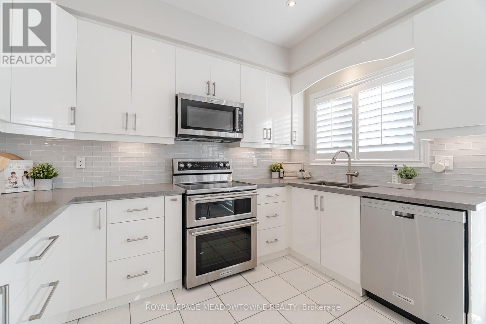 Photo 21 of 6520 Western Skies Way, Mississauga ON