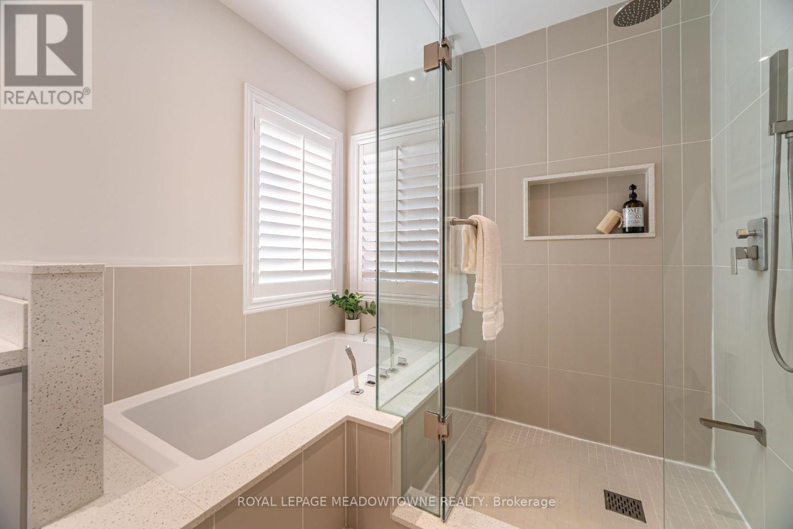 Photo 32 of 6520 Western Skies Way, Mississauga ON