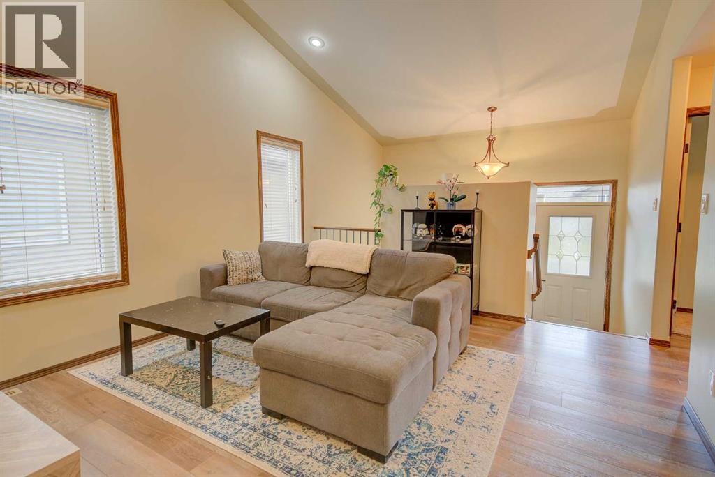 Photo 17 of 39 Reynolds Road, Sylvan Lake AB