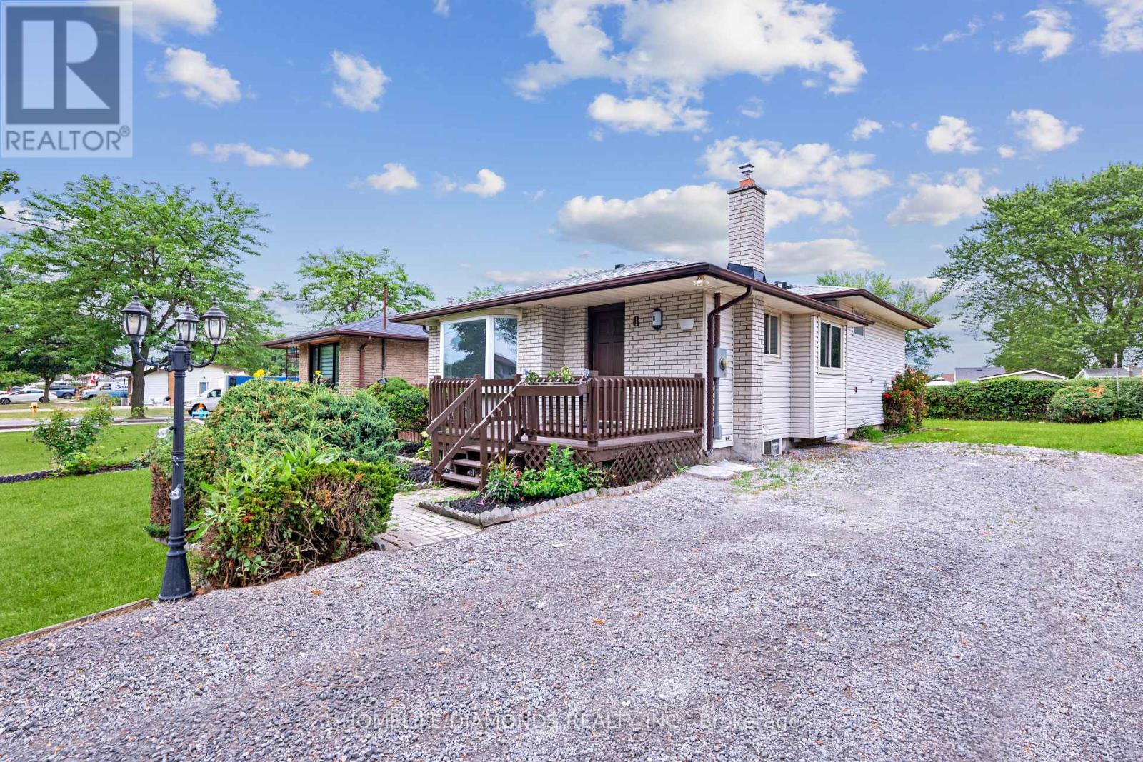 Photo 2 of 8 Huntley Crescent, St Catharines ON