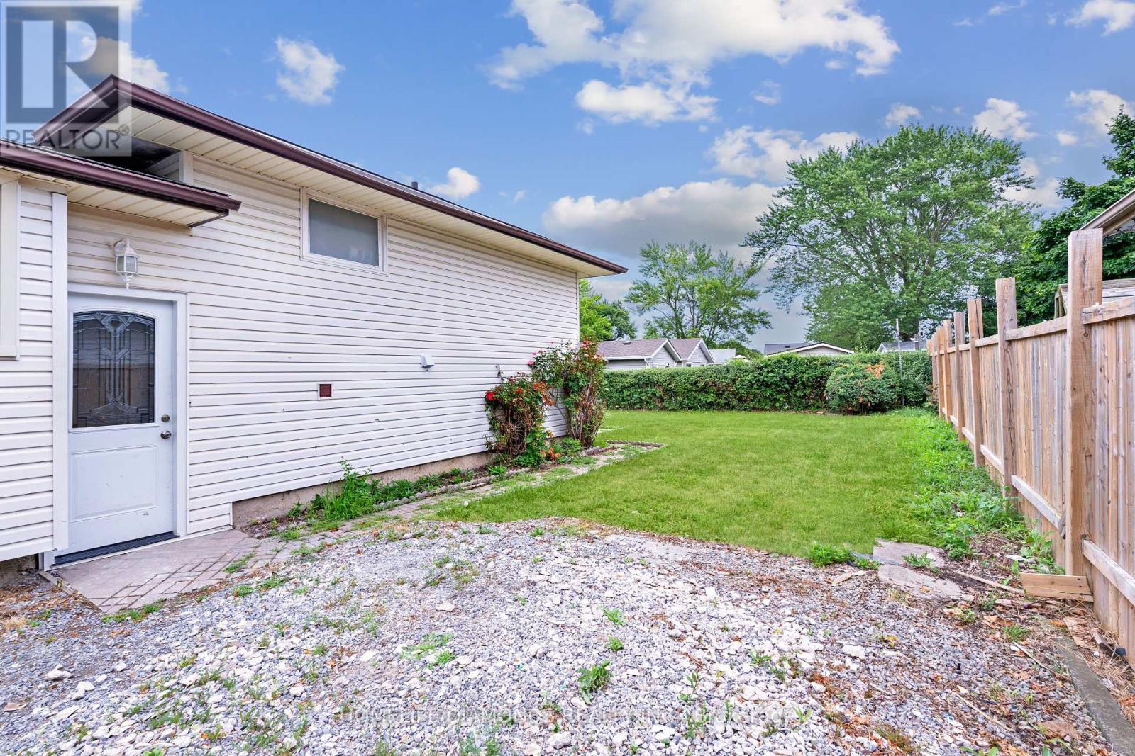 Photo 40 of 8 Huntley Crescent, St Catharines ON