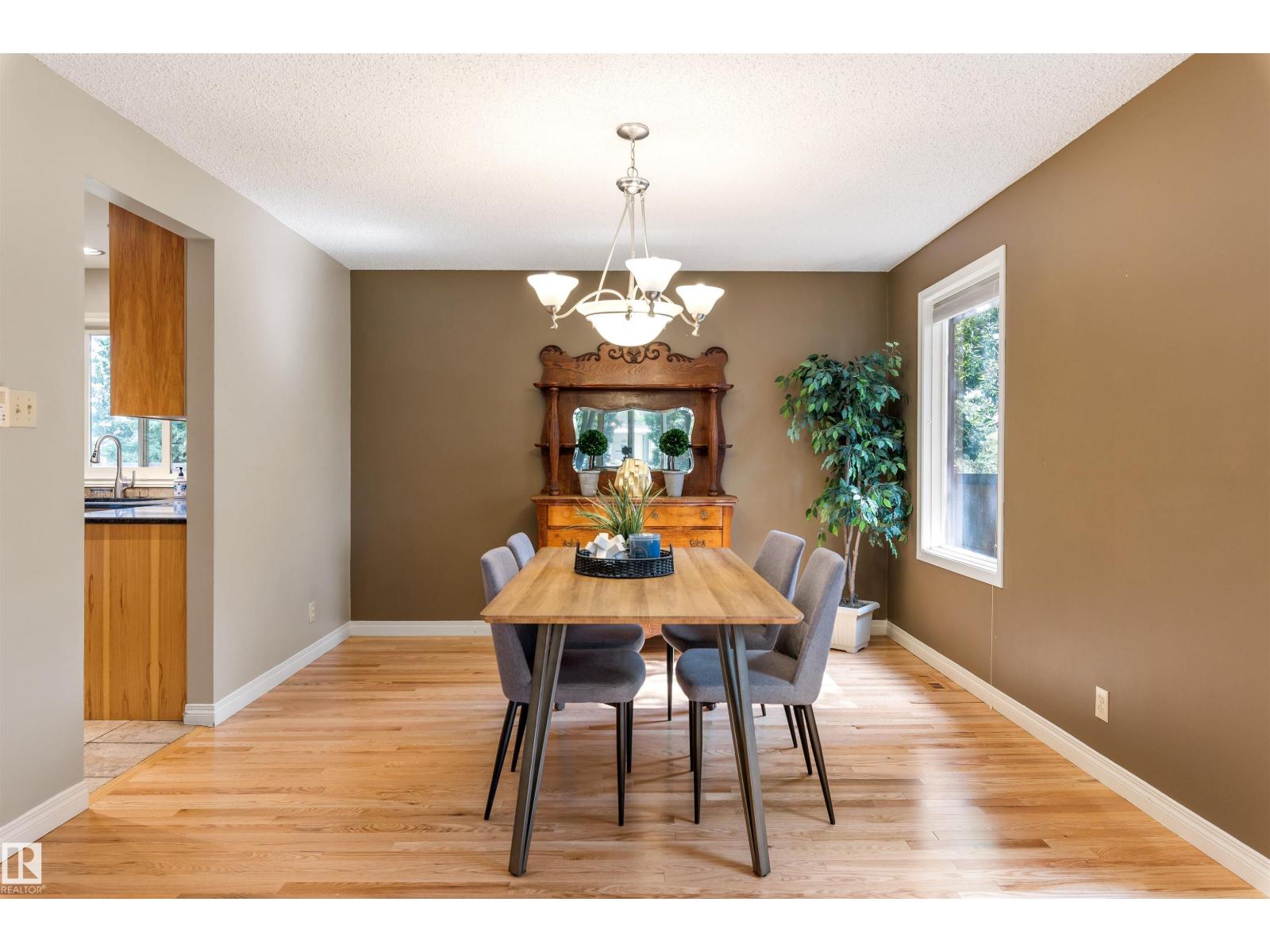 Photo 10 of 81 Langholm Dr, St Albert AB