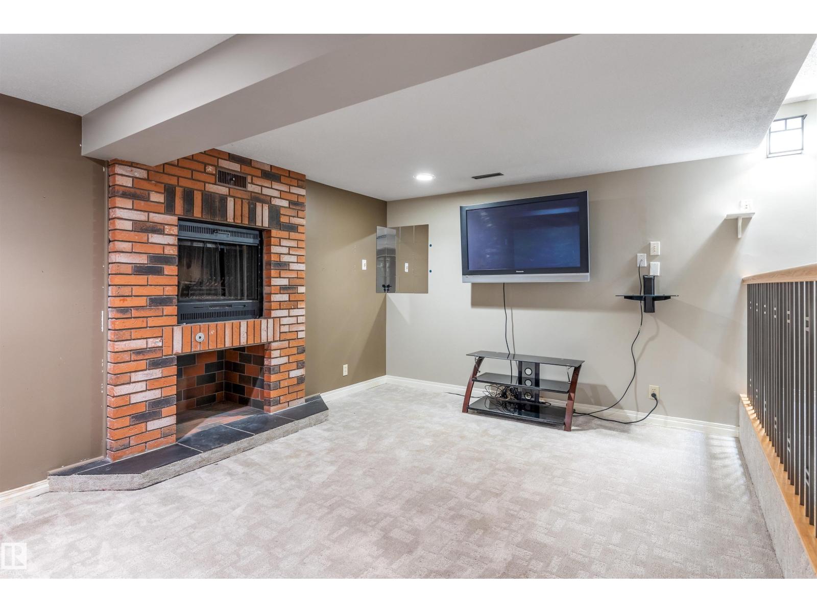 Photo 37 of 81 Langholm Dr, St Albert AB