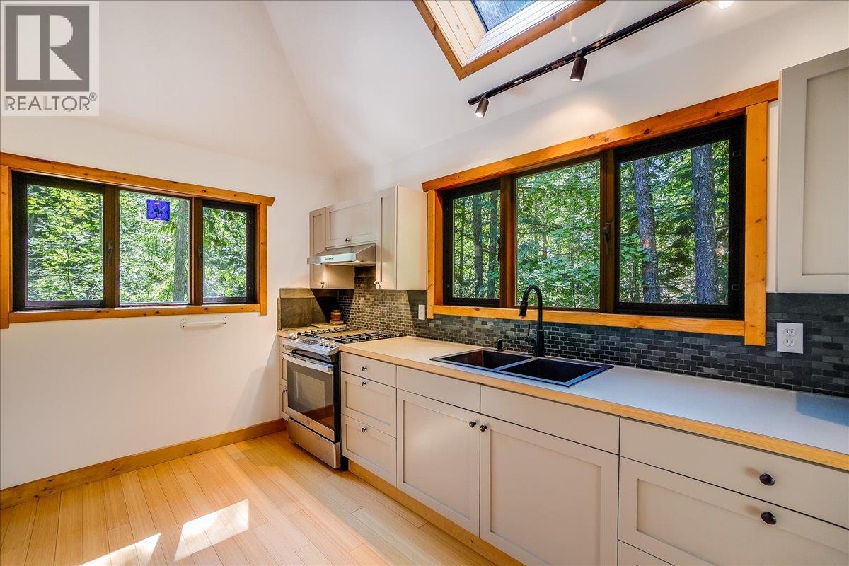 Photo 8 of 5631 Longbeach Road, Nelson BC