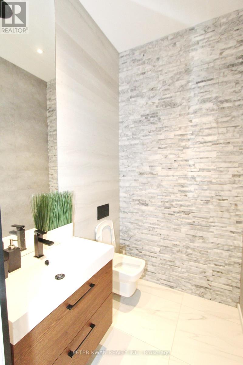 Photo 13 of 61 Strathgreen Lane, Georgina ON