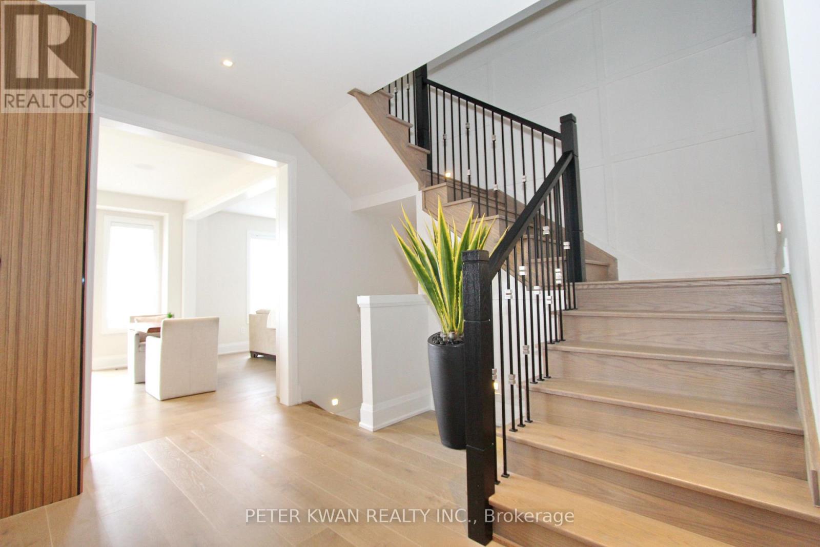 Photo 14 of 61 Strathgreen Lane, Georgina ON