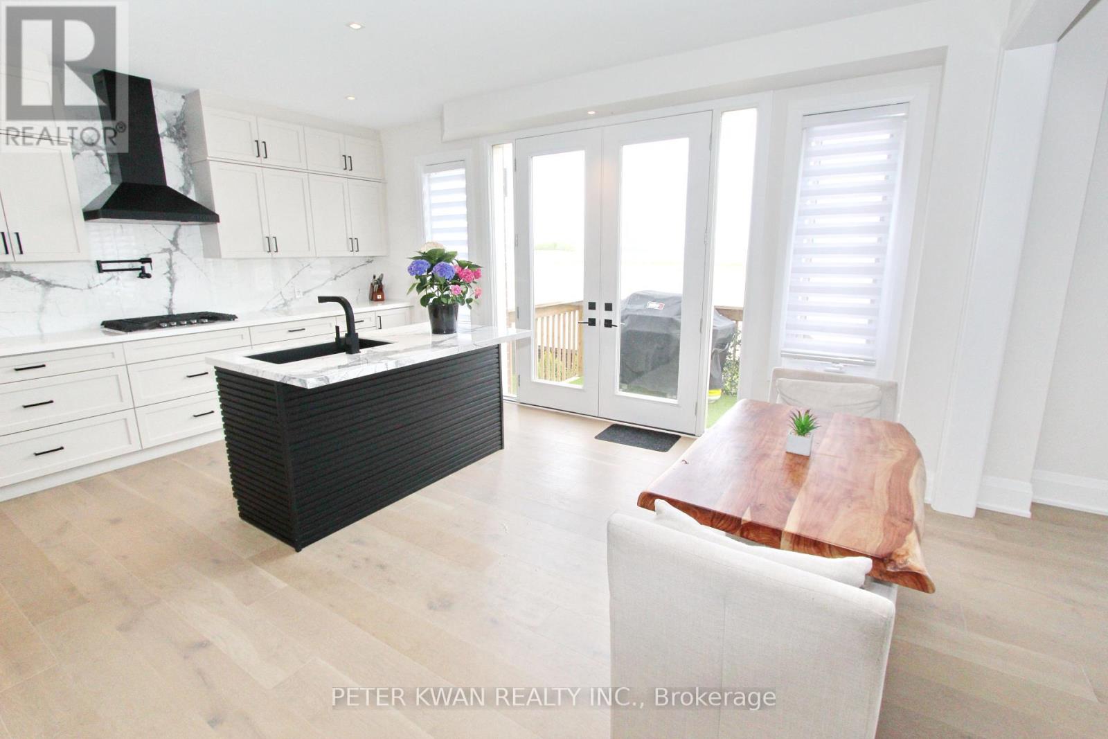 Photo 10 of 61 Strathgreen Lane, Georgina ON