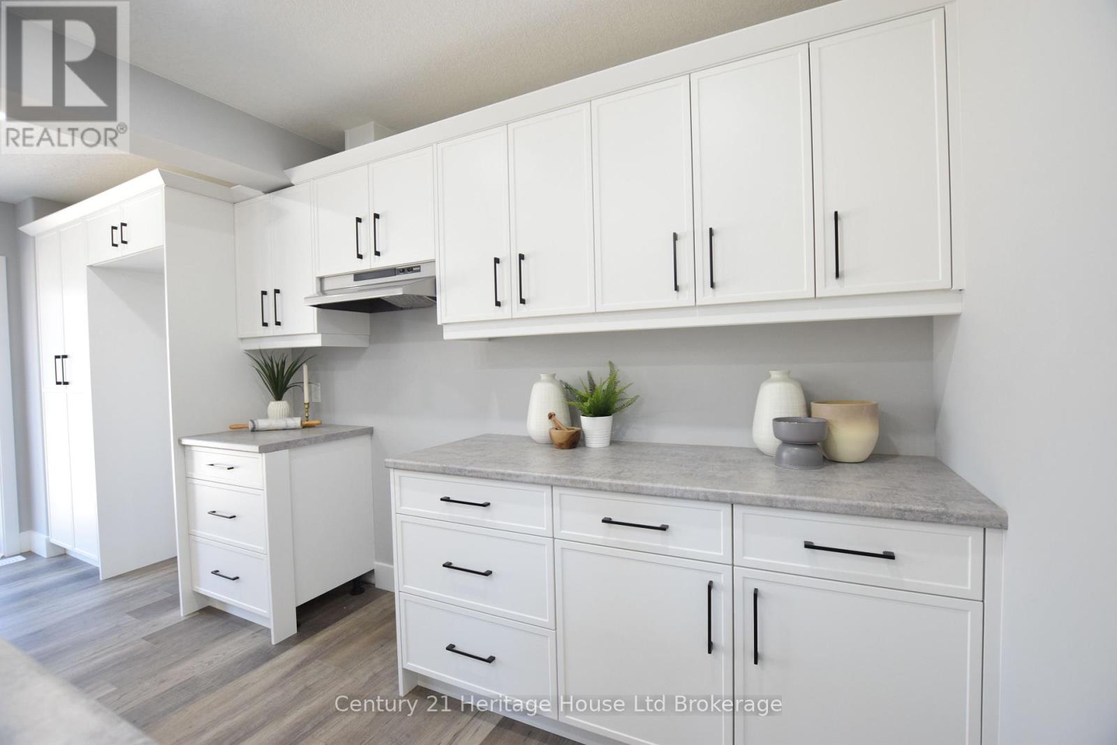 Photo 10 of 305 Simcoe Street, Woodstock ON
