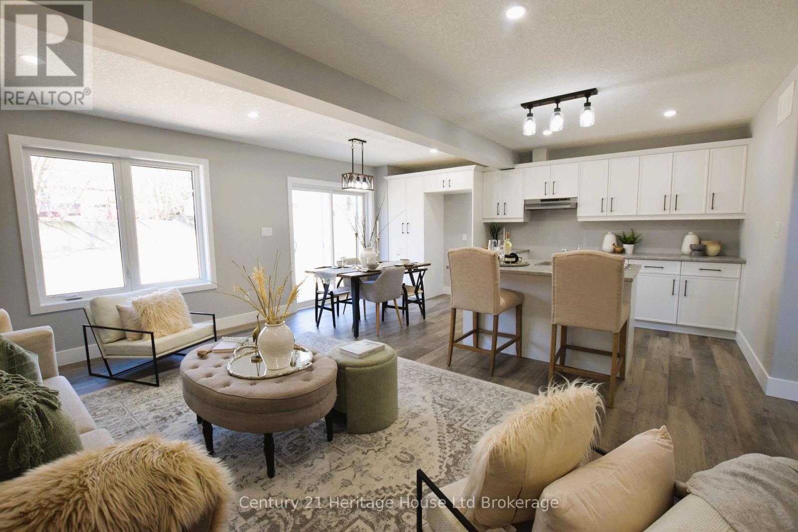 Photo 18 of 305 Simcoe Street, Woodstock ON