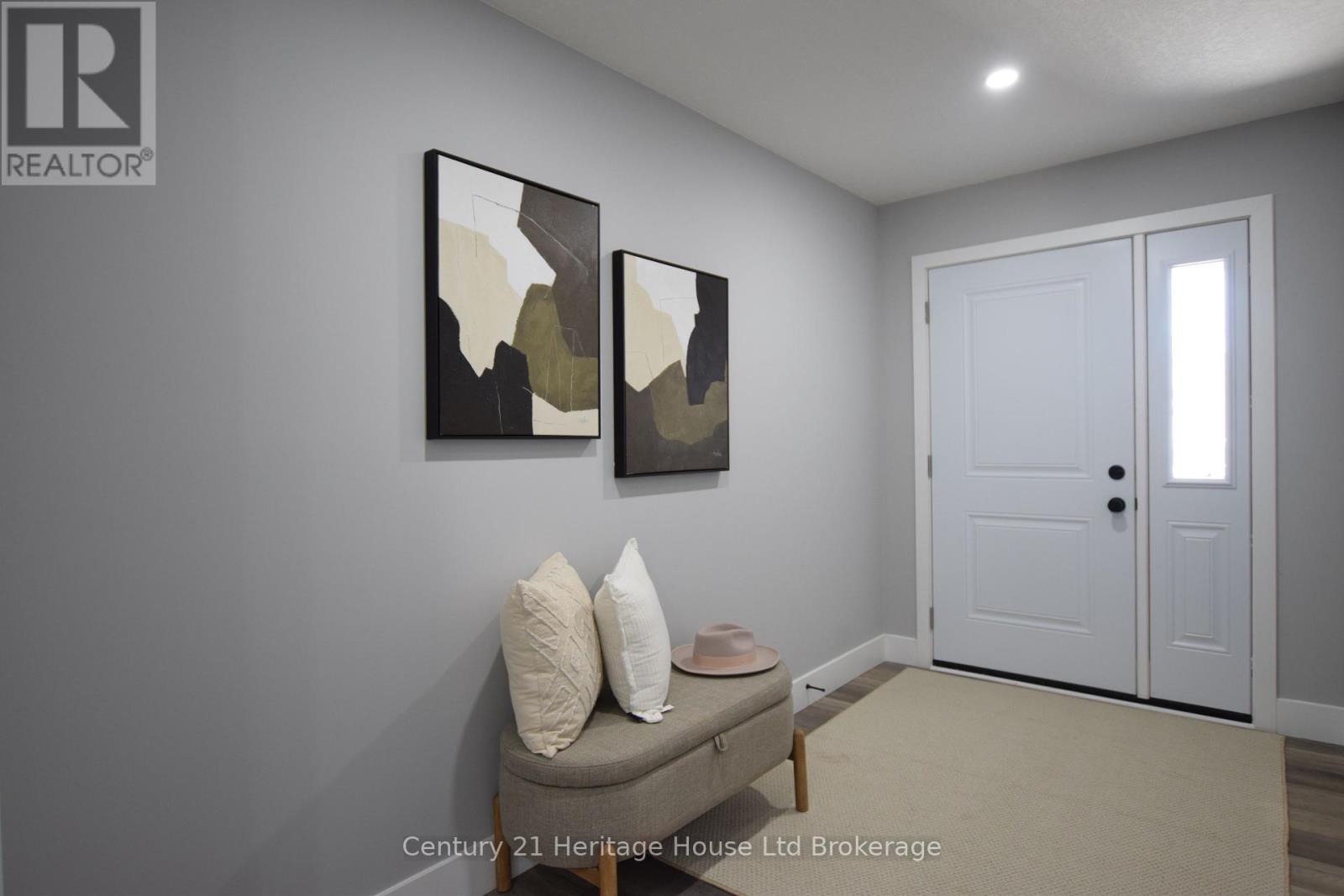 Photo 2 of 305 Simcoe Street, Woodstock ON