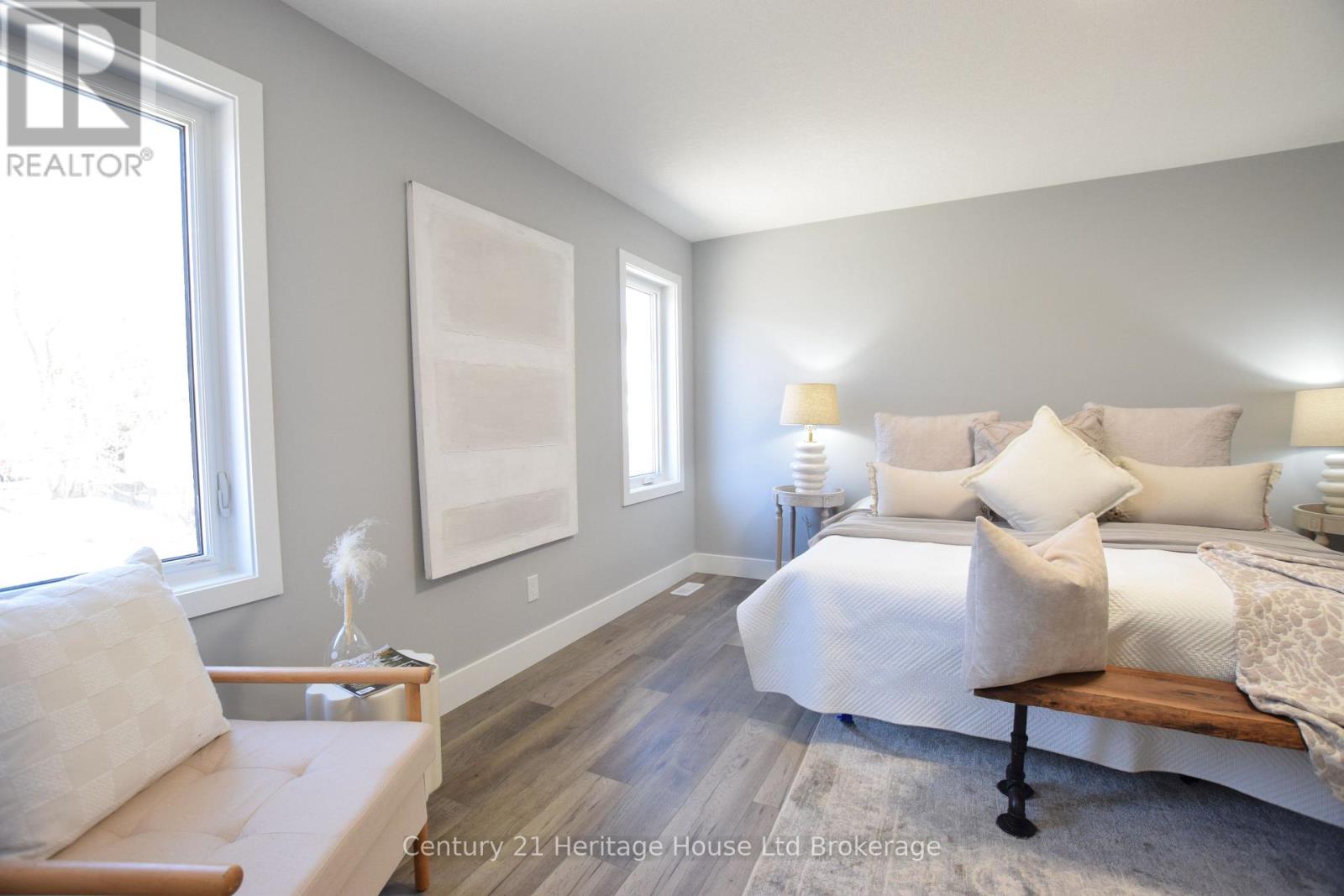 Photo 23 of 305 Simcoe Street, Woodstock ON